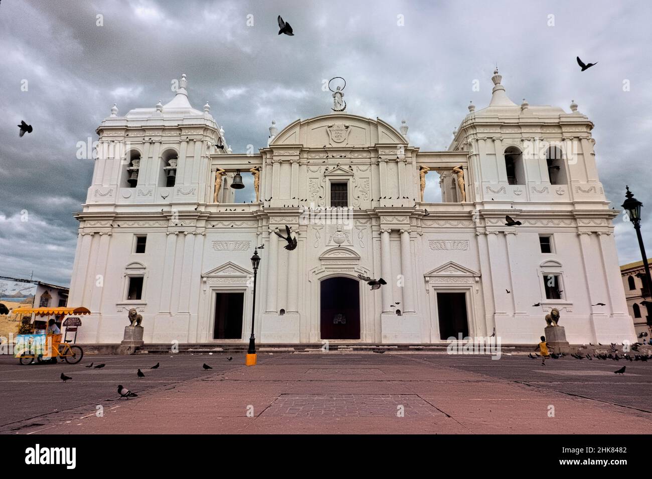 Außenansicht der wunderschönen Kathedrale León, León, Nicaragua, die zum UNESCO-Weltkulturerbe gehört Stockfoto