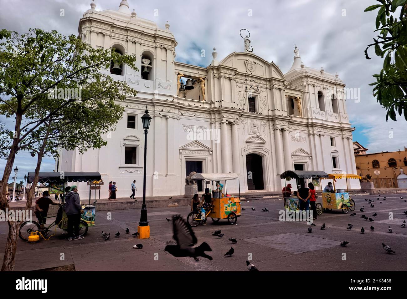 Außenansicht der wunderschönen Kathedrale León, León, Nicaragua, die zum UNESCO-Weltkulturerbe gehört Stockfoto