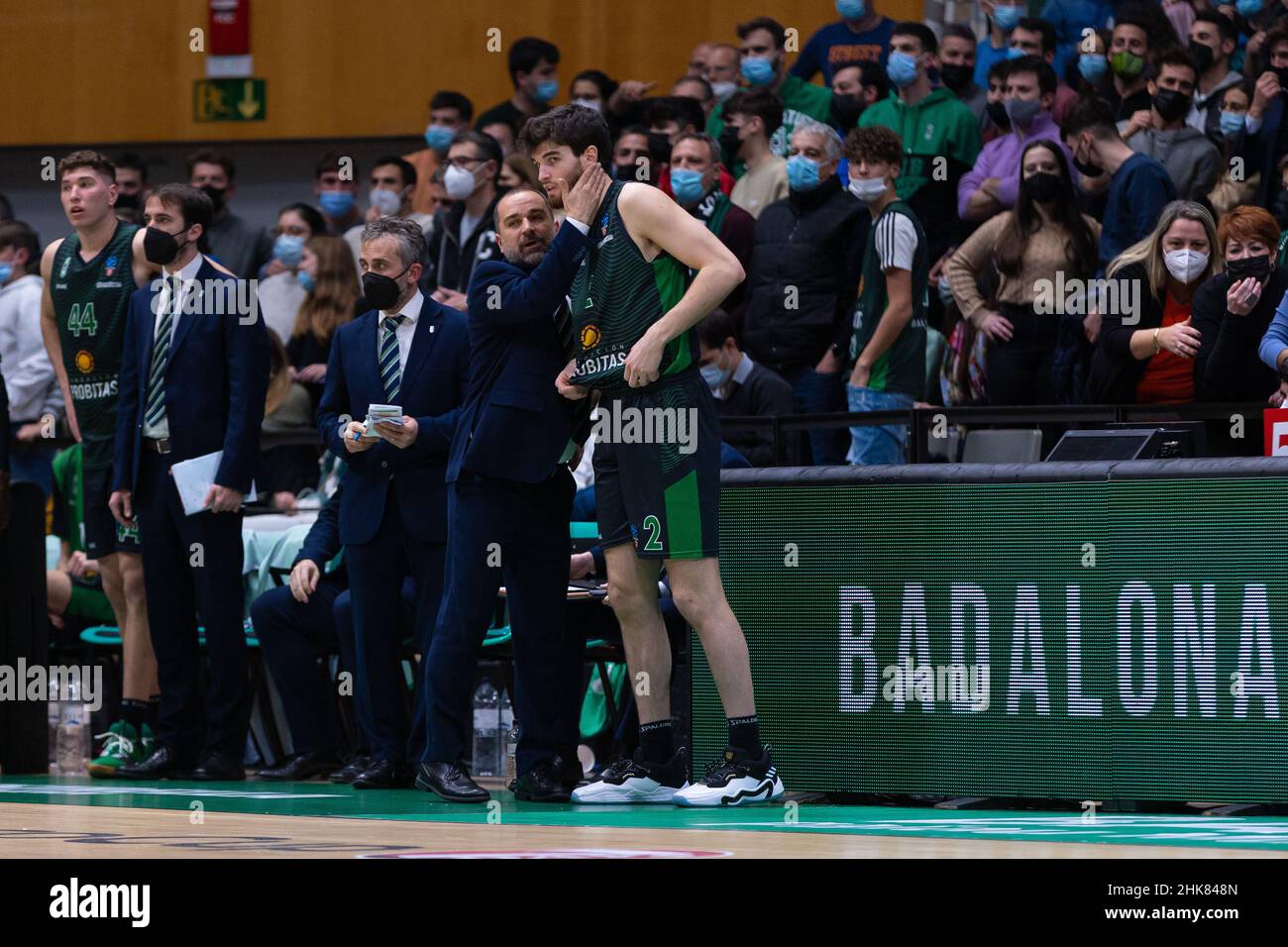 Badalona, Spanien. 2nd. Februar 2022. Carles Duran von Joventut Badalona mit Pep Busquets von Joventut Badalona während des 7-tägigen Eurocup-Spiels zwischen Club Joventut Badalona und Partizan NIS Belgrade im Palau Olimpic de Badalona in Barcelona. (Bild: © David Ramirez/DAX via ZUMA Press Wire) Stockfoto