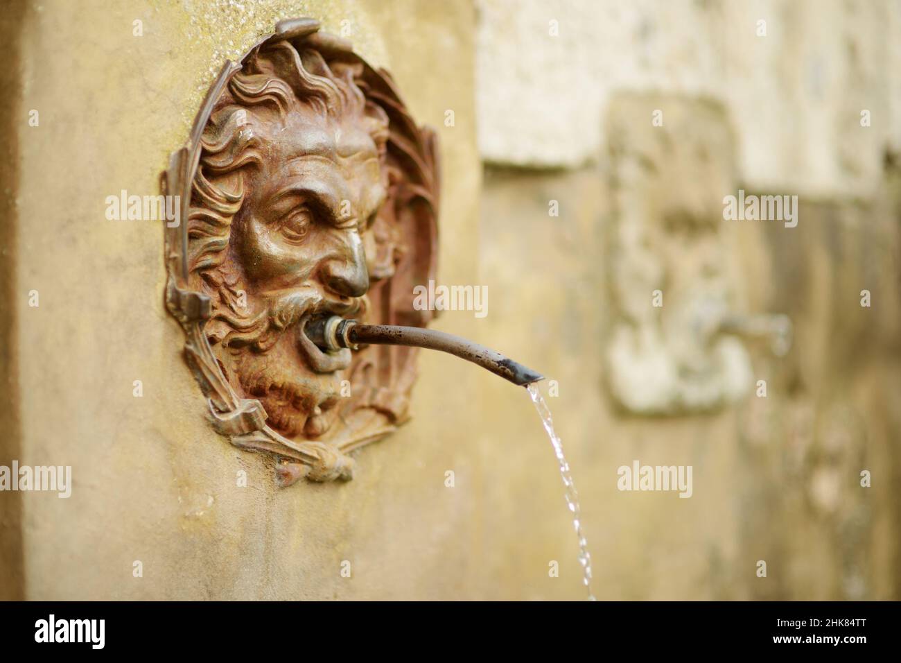 Alter Trinkwasserbrunnen der berühmten Stadt Pitigliano, der sich auf einem vulkanischen Tuffkamm befindet. Wunderschöne italienische Städte und Dörfer. Etruskische Geschichte Stockfoto