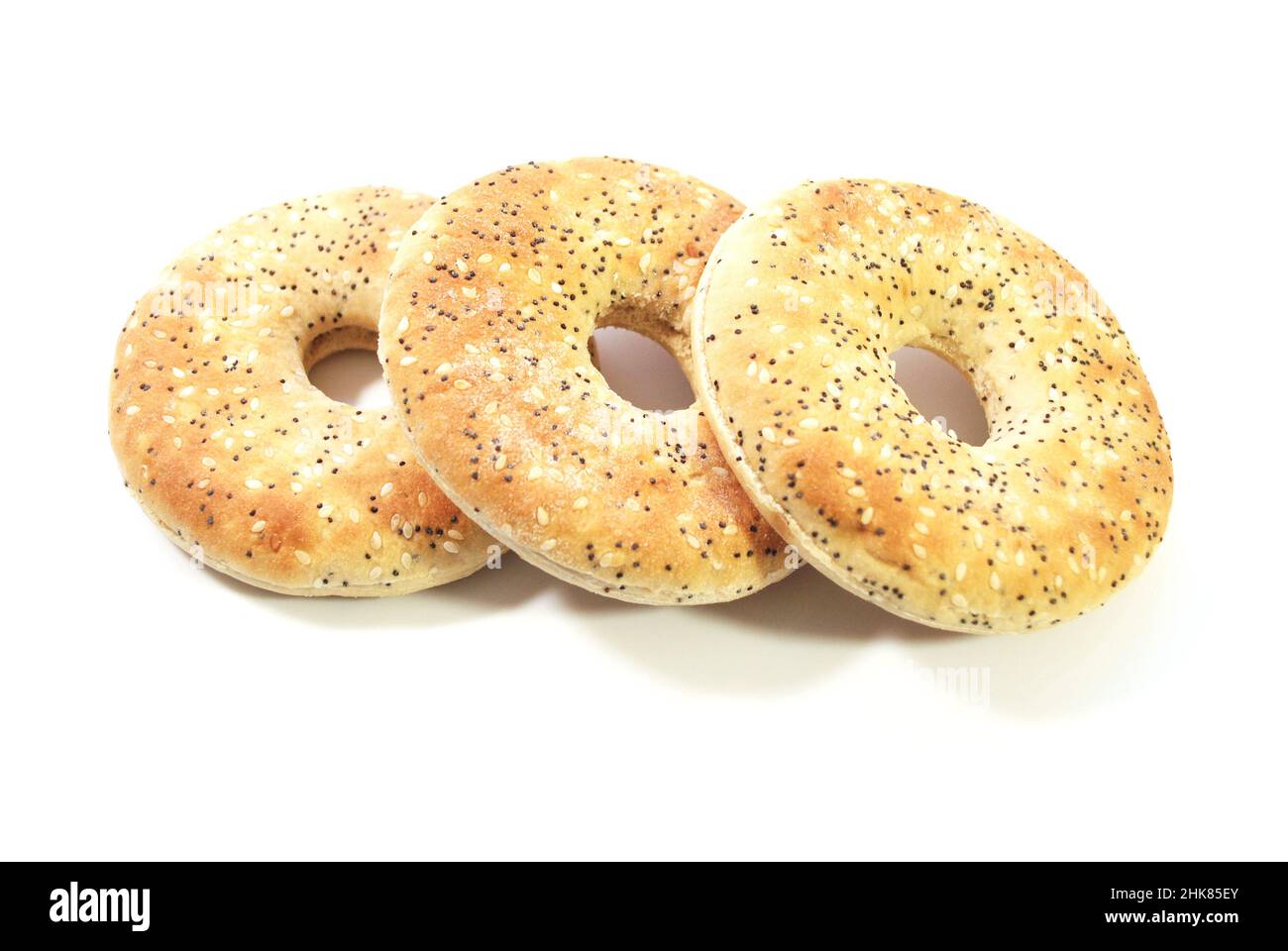 Thin Everything Bagels isoliert über einem White Stockfoto