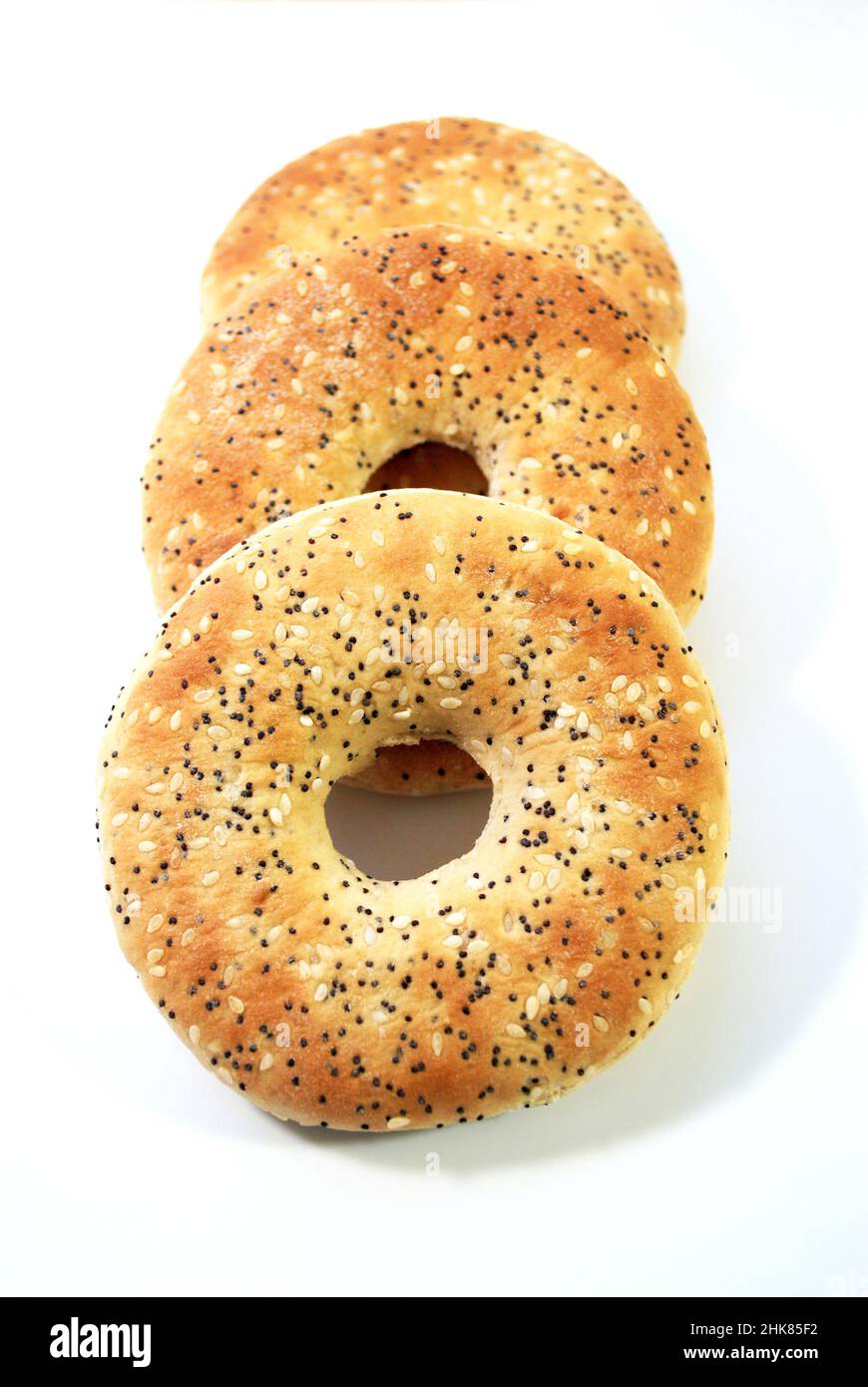 Thin Everything Bagels isoliert über einem White Stockfoto
