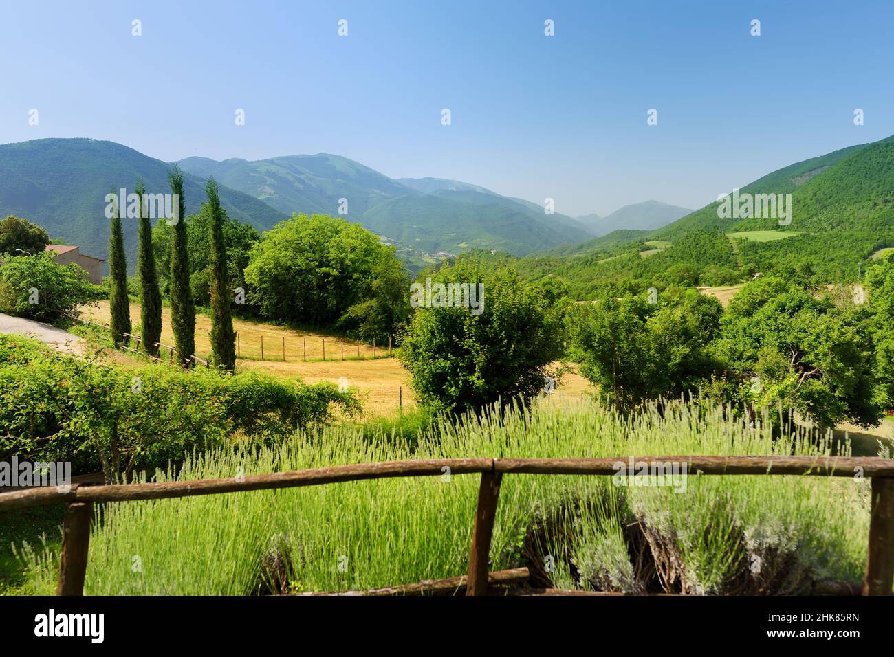 Sibylline Mountains, eine der größten Berggruppen der italischen Halbinsel, vom Dorf Meggiano aus gesehen. Nationalpark Monti Sibillini, Umbrien, Italien. Stockfoto
