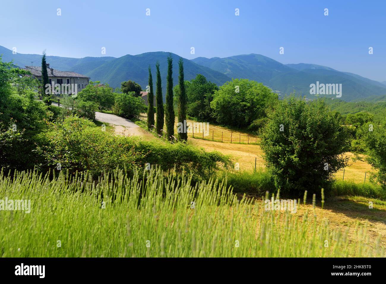 Sibylline Mountains, eine der größten Berggruppen der italischen Halbinsel, vom Dorf Meggiano aus gesehen. Nationalpark Monti Sibillini, Umbrien, Italien. Stockfoto