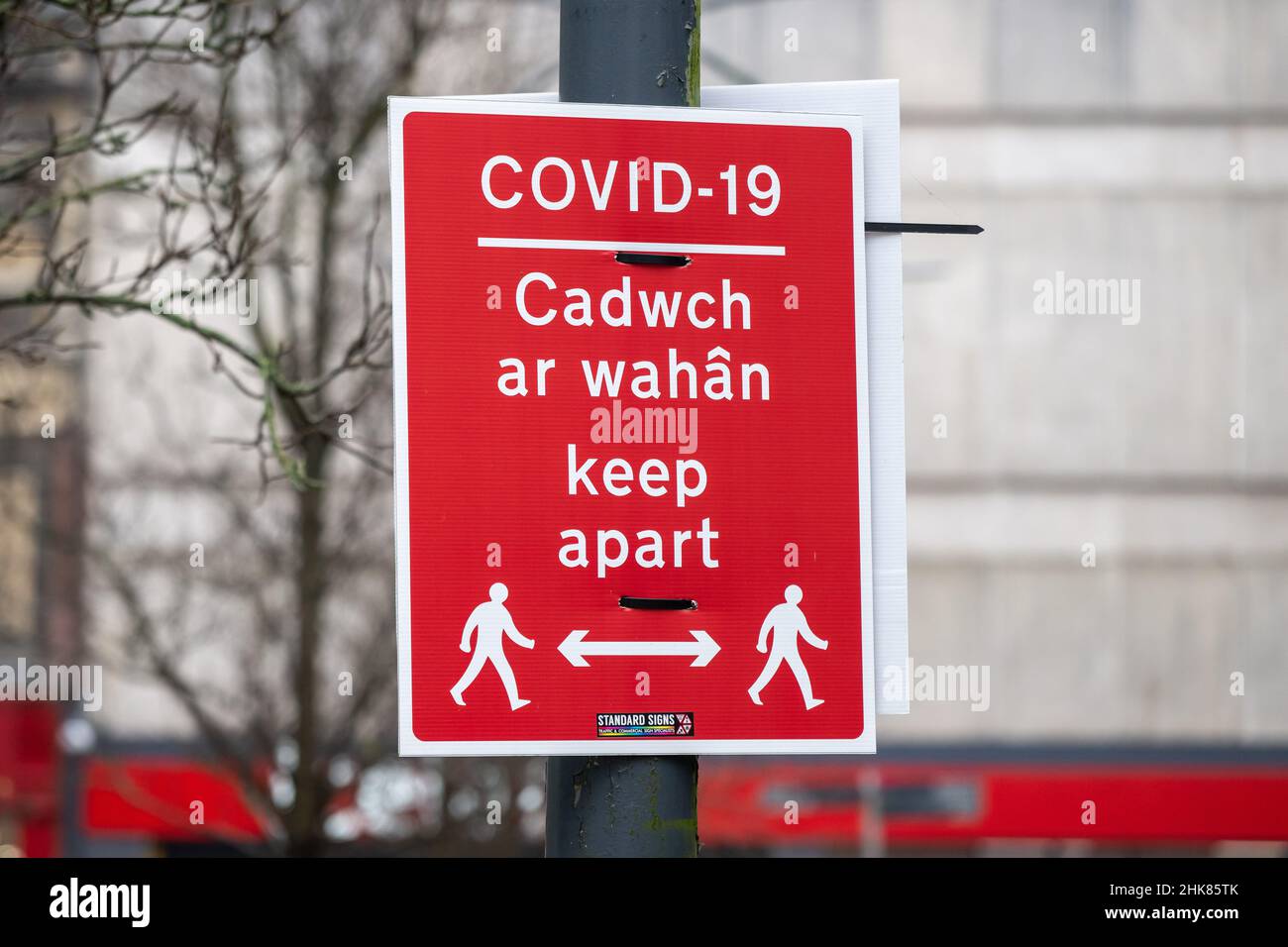 Ein Warnschild, das die Menschen warnt, sich während der COVID-Pandemie 19 in Newport, Wales, Großbritannien, auseinander zu halten. Stockfoto
