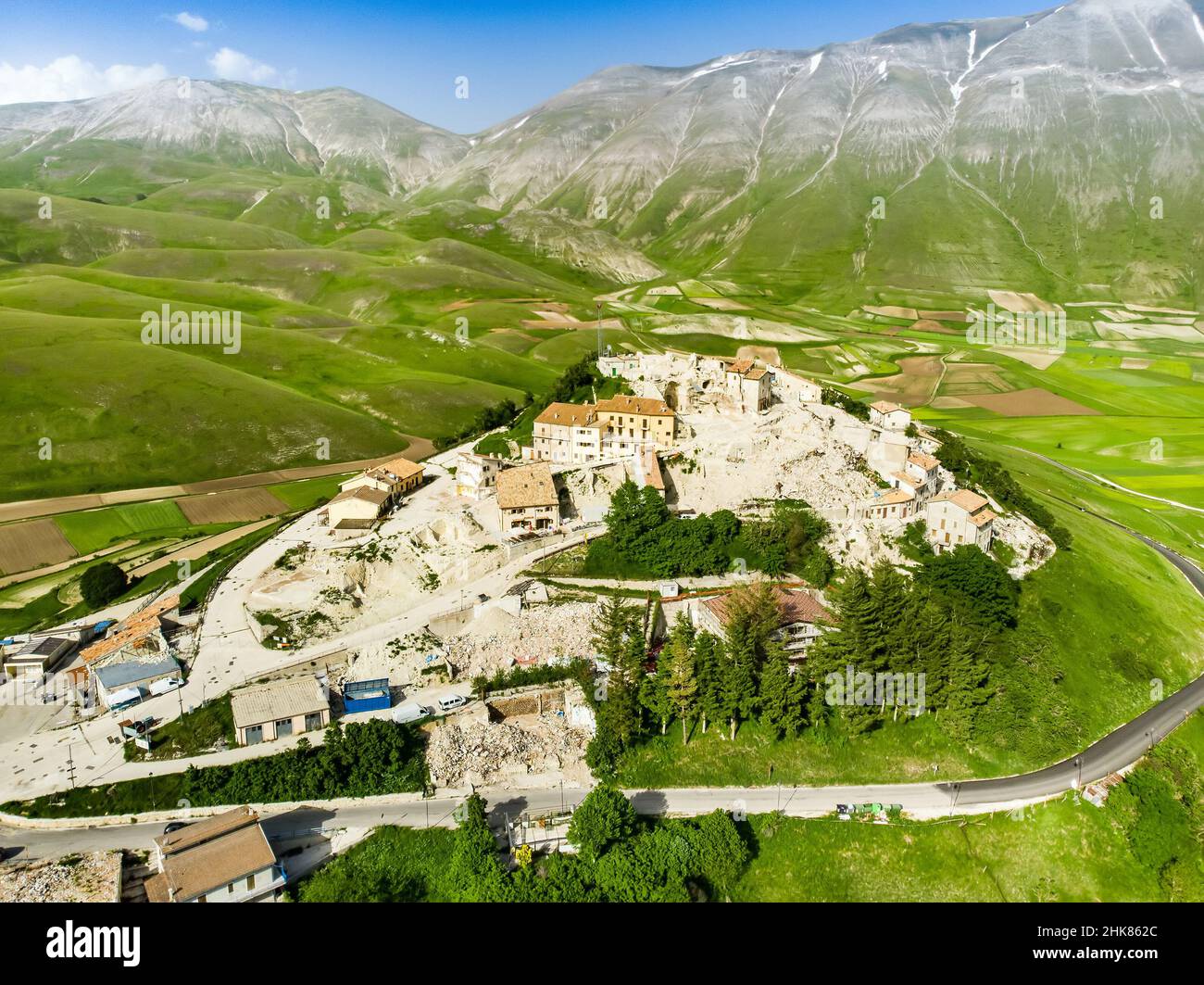 Luftaufnahme des Dorfes Castellucio di Norcia im Nationalpark der Sibillini Berge in Italien. Die Stadt wurde im Grunde durch ein Erdbeben zerstört Stockfoto