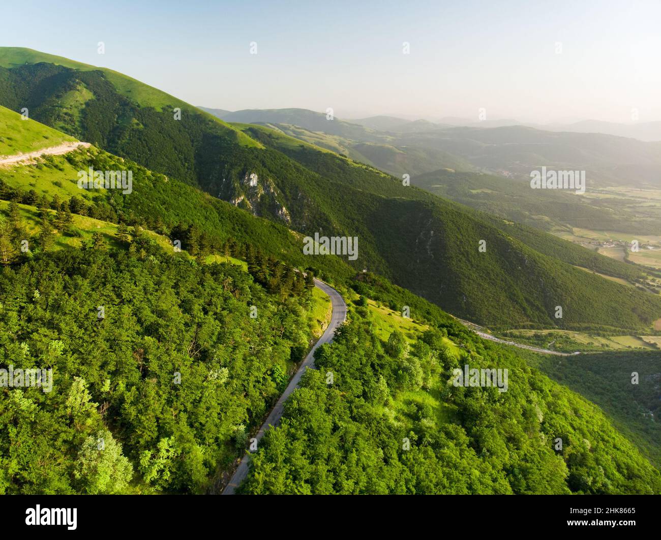 Luftaufnahme von den Sibylline Mountains, einer der größten Berggruppen der kursiven Halbinsel. Nationalpark Monti Sibillini, Umbrien, Italien. Stockfoto
