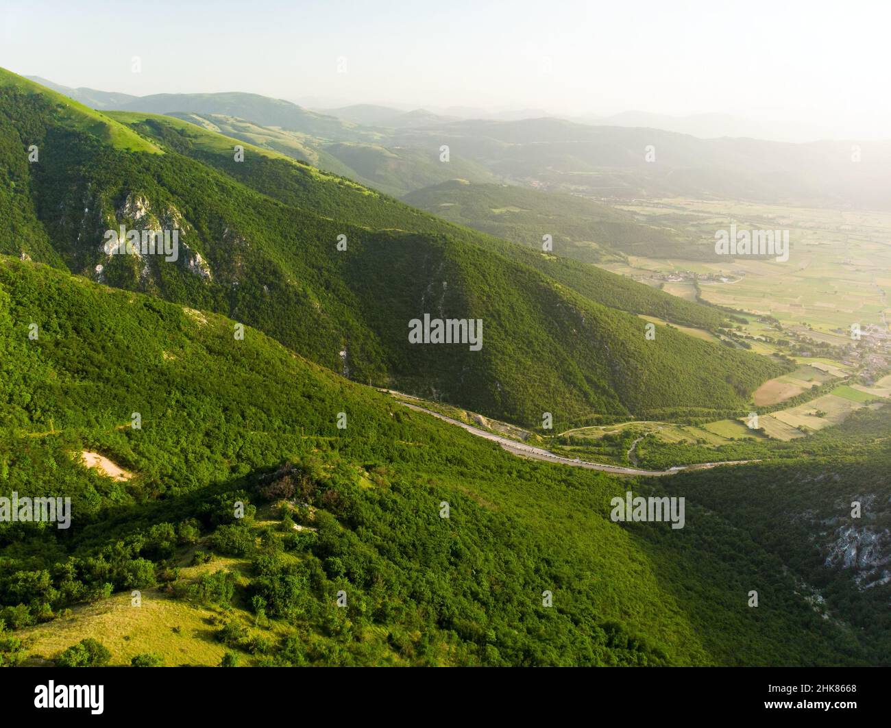 Luftaufnahme von den Sibylline Mountains, einer der größten Berggruppen der kursiven Halbinsel. Nationalpark Monti Sibillini, Umbrien, Italien. Stockfoto