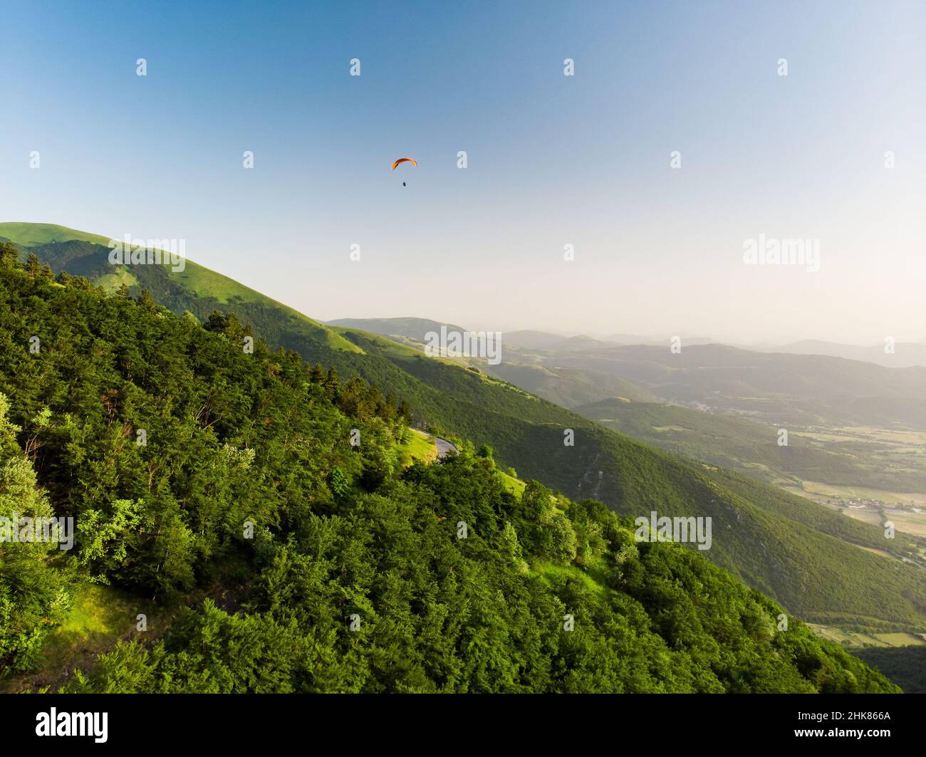 Luftaufnahme von den Sibylline Mountains, einer der größten Berggruppen der kursiven Halbinsel. Nationalpark Monti Sibillini, Umbrien, Italien. Stockfoto