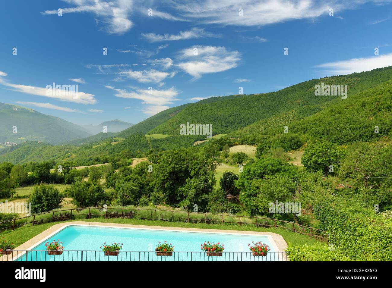 Sibylline Mountains, eine der größten Berggruppen der italischen Halbinsel, vom Dorf Meggiano aus gesehen. Nationalpark Monti Sibillini, Umbrien, Italien. Stockfoto