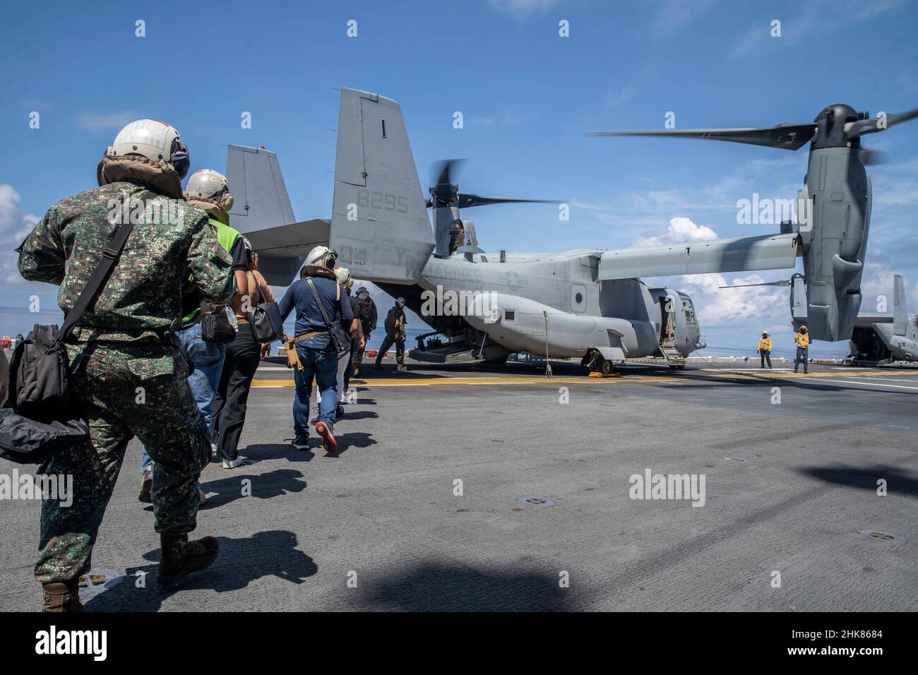 SULU SEA (Jan 29, 2022) Mitglieder der Streitkräfte der Philippinen und Vertreter der Gemeinde Brooke's Point laden auf einen MV-22B Osprey, der an Marine Medium Tiltrotor Squadron (VMM) 165 (verstärkt), 11th Marine Expeditionary Unit, während einer bemerkenswerten Besucherveranstaltung an Bord des amphibischen Sturmschiffs USS Essex der Wasp-Klasse (LHD 2) angeschlossen ist. Zur Unterstützung von Marine Exercise Philippines (MAREX PH), 29. Januar 2022. MAREX PH zeigt das Engagement der USA für die Region und unsere langjährigen Verbündeten im Vertrag. Wir streben danach, dauerhafte, für beide Seiten vorteilhafte Beziehungen aufzubauen und investieren in Schulungen, um ein F zu gewährleisten Stockfoto