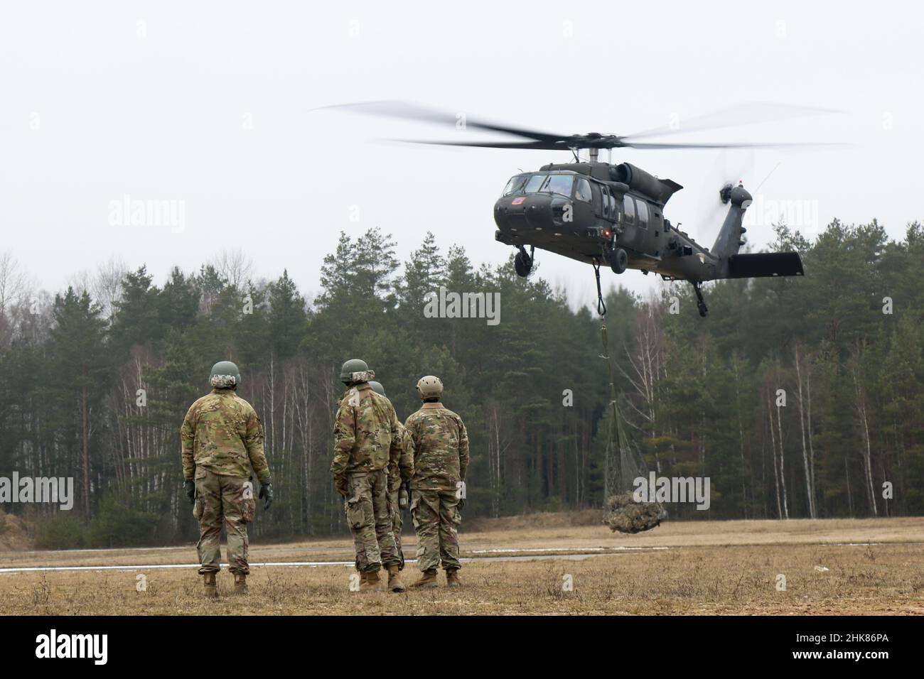 Luftangriffslehrer und Studenten führen Schlingentraglasoperationen mit UH-60 Blackhawk-Hubschraubern durch, die dem Bataillon 1st, dem Aviation Regiment 214th und dem Combat AVN 12th zugeordnet sind. Brigade, während des Luftansturzkurses der US-Armee im Trainingsgebiet Grafenwoehr, Deutschland, 27. Januar 2022. Das Combined Arms Training Center des Army Training Command 7th sponserte den zehntägigen Flugkurs, der von Ausbildern des Warrior Training Center der Army National Guard in Fort Benning, Georgia, angeboten wurde. Der Kurs schult Soldaten bei Luftangriffen, Schleuderbelastungen und Abseilen, um die Nutzung von h zu maximieren Stockfoto