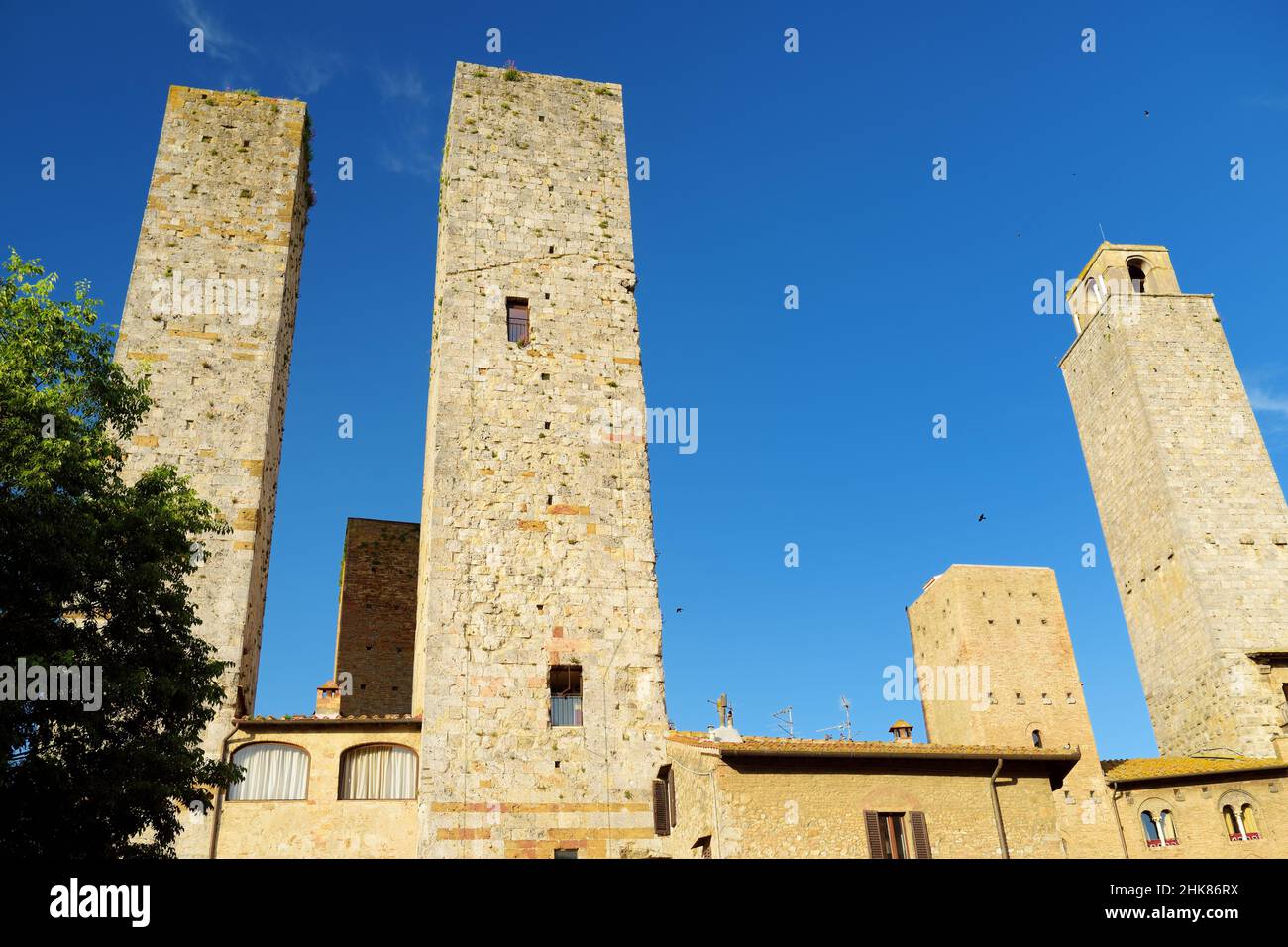 Berühmte mittelalterliche Stadt auf dem Hügel von San Gimignano mit seiner Skyline aus mittelalterlichen Türmen, darunter der steinerne Torre Grosa. UNESCO-Weltkulturerbe. Provinz Stockfoto