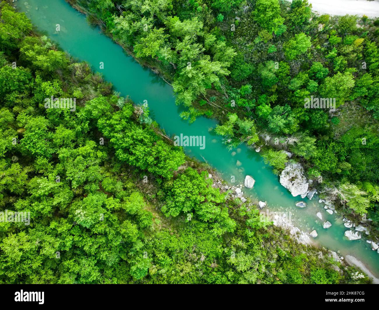 Luftaufnahme des natürlichen Schwimmbades in Bagno Vignoni, mit Thermalquellwasser und Wasserfall. Geothermische Pools und heiße Quellen in der Toskana, Italien. Stockfoto