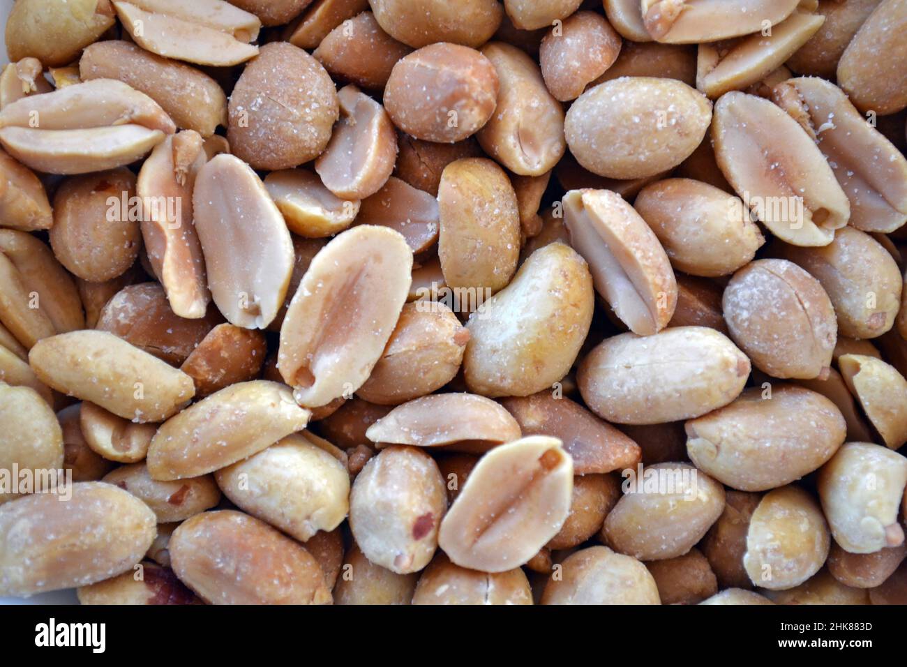 Nahaufnahme von geschälten und gesalzenen Erdnüssen. Stockfoto