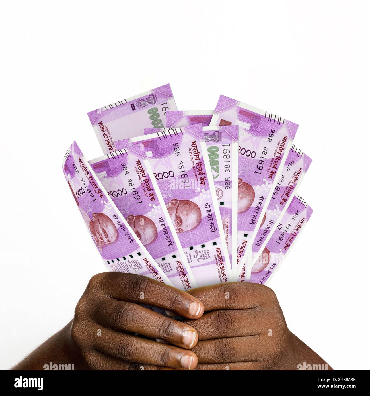 Schwarze Hände mit 2000 indischen Rupien-Noten. Nahaufnahme der Hände mit indischen Währungsscheinen Stockfoto