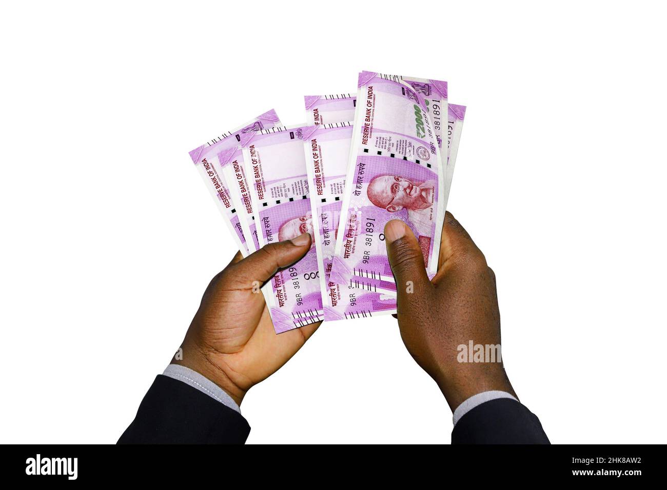 Schwarze Hände im Anzug mit 3D gerenderten 2000 indischen Rupien-Noten Stockfoto