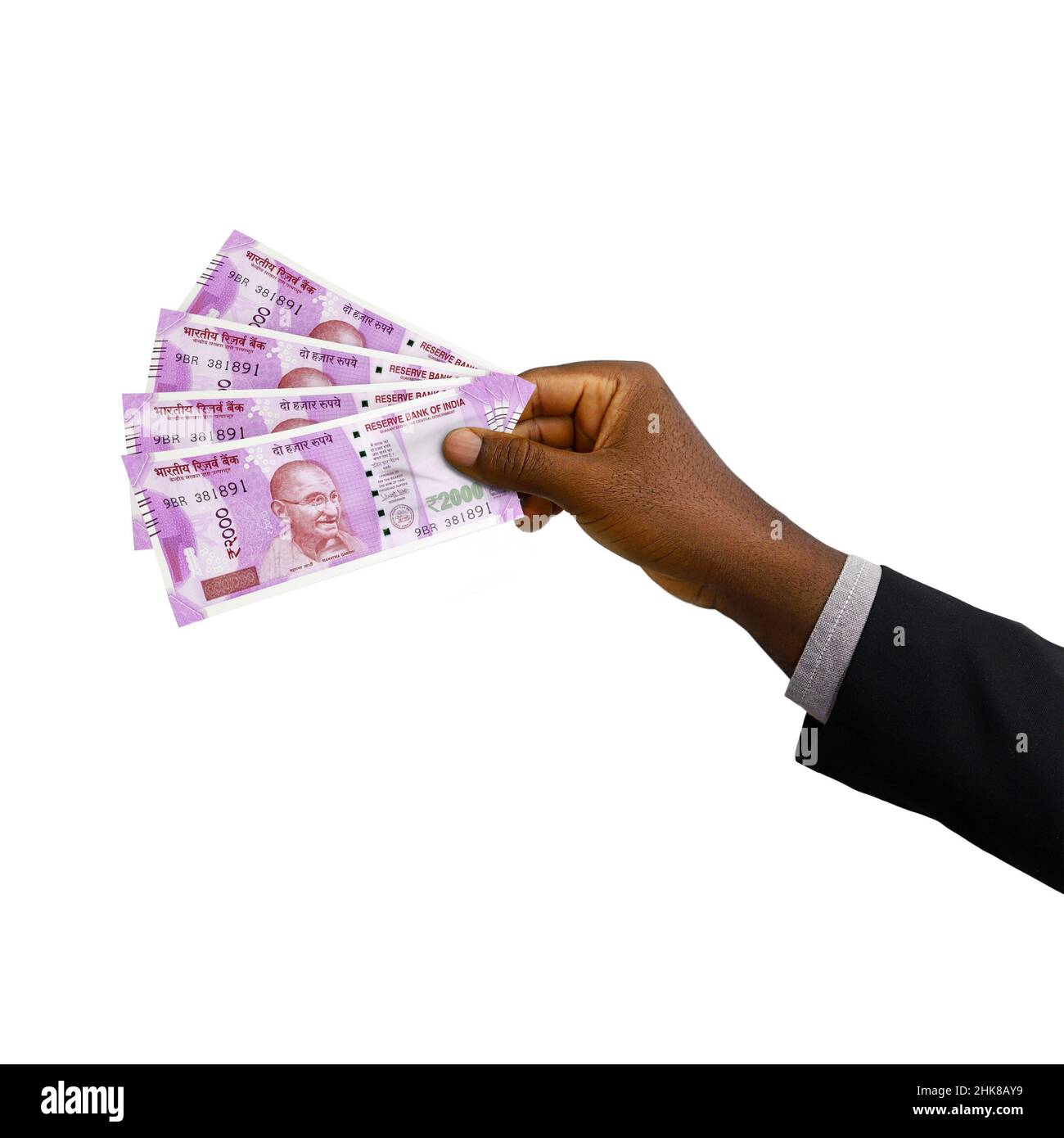 Schwarze Hand mit Anzug, der 3D gerenderte indische Rupien-Noten auf weißem Hintergrund hält Stockfoto