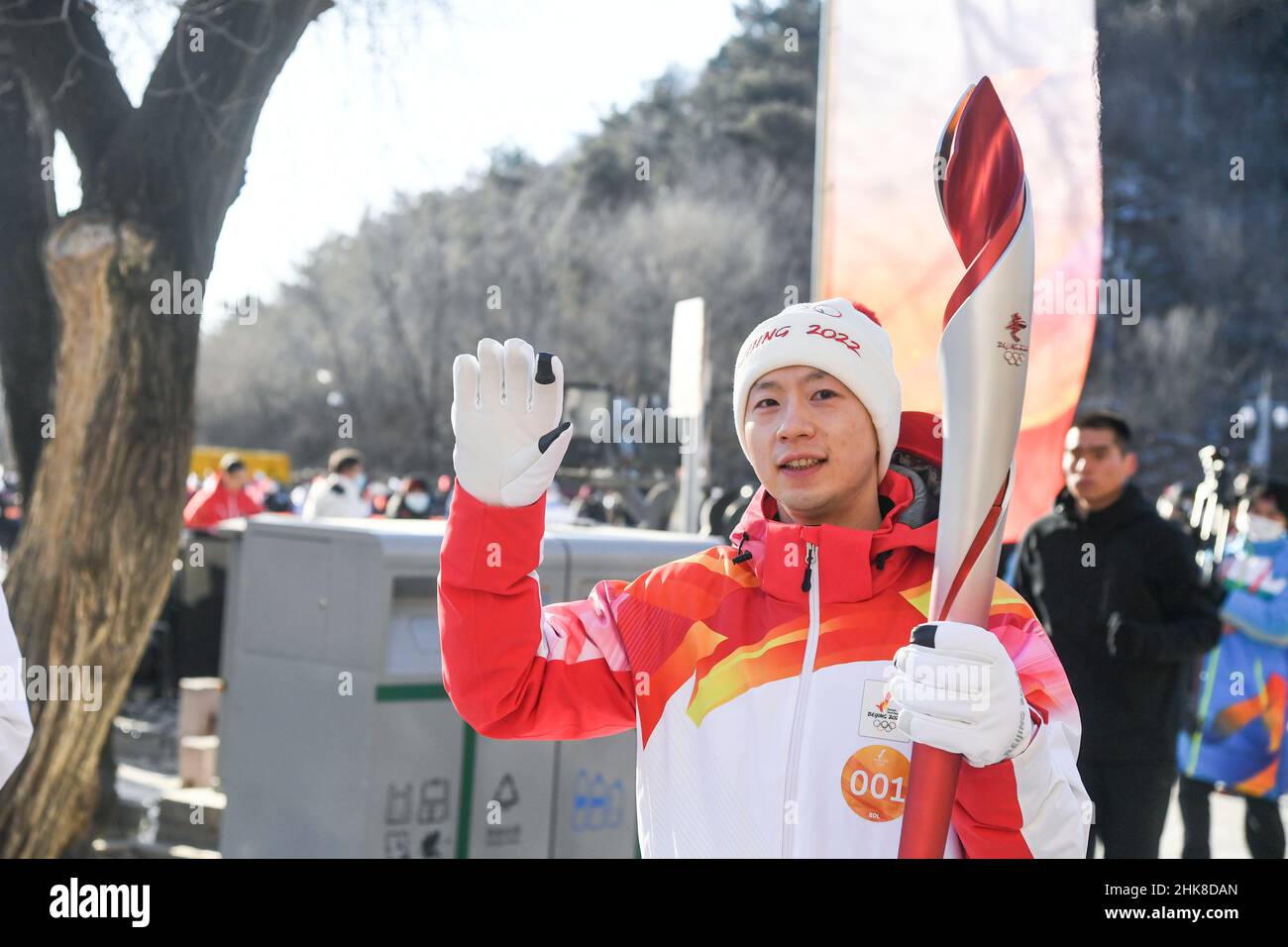 Peking, China. 3rd. Februar 2022. Der Fackelträger Ma Long läuft mit der Fackel während des Olympischen Fackellaufs 2022 in Peking an der Großen Mauer von Badaling im Bezirk Yanqing in Peking, der Hauptstadt Chinas, am 3. Februar 2022. Quelle: Ren Chao/Xinhua/Alamy Live News Stockfoto