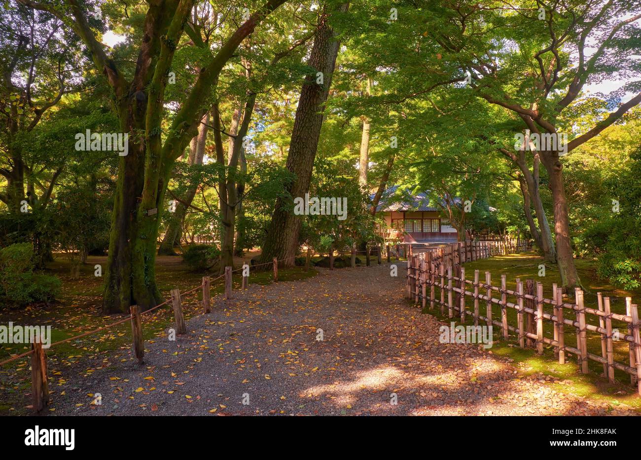 Der Weg zum alten Oribe-do-Teehaus in den Ofukemaru-Gärten der Burg Nagoya. Nagoya. Japan Stockfoto