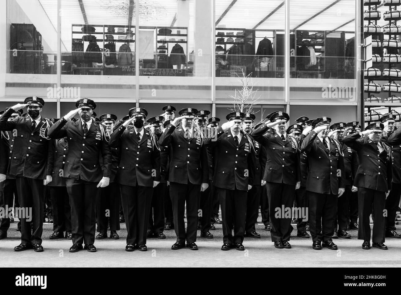 Die Beerdigung fand in der St. Patrick's Cathedral für den gefallenen Polizeibeamten Wilbert Mora statt. Offizier Mora wurde schwer verletzt und starb am 25. Januar an seinen Verletzungen, nachdem er auf einen Anruf zur häuslichen Gewalt am 21. Januar mit seinen Partnern reagiert hatte, bei dem einer von ihnen, Jason Rivera, angeschossen und getötet wurde. Der Täter wurde bei der Schießerei ebenfalls verletzt und starb später auch im Krankenhaus. Polizeibeamte des Bezirks 32nd, in dem Offizier Mora diente, versammelten sich in der Kathedrale. Tausende von Polizisten im ganzen Land, so weit wie Los Angeles, nahmen an der Route auf der Fifth Aven Teil und stellten sich auf Stockfoto