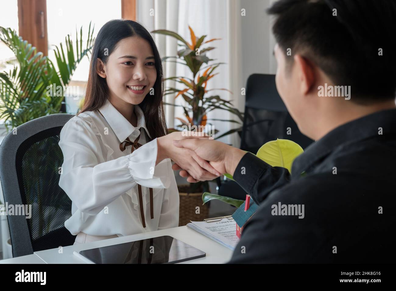 Geschäftsleute Handshake für die Teamarbeit der Unternehmensfusion und -Übernahme, erfolgreiche Verhandlungen, zwei asiatische Geschäftsleute schütteln Hand mit Partner zu Stockfoto