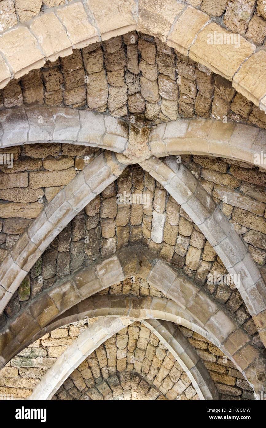 Alte Bögen stützen die Ziegeldecke dieser Struktur in der römischen Stadt Caesarea Maritima im israelischen Caesarea-Nationalpark. Stockfoto