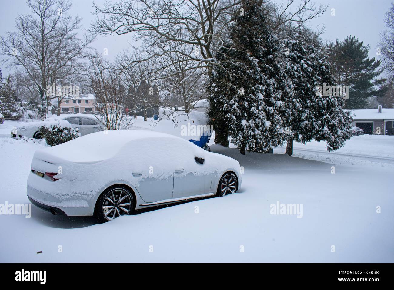 Ein Blick auf das verschneite Vorstadtgebiet Old Bridge, New Jersey, USA, nach einem Schneesturm mitten im Winter -13 Stockfoto