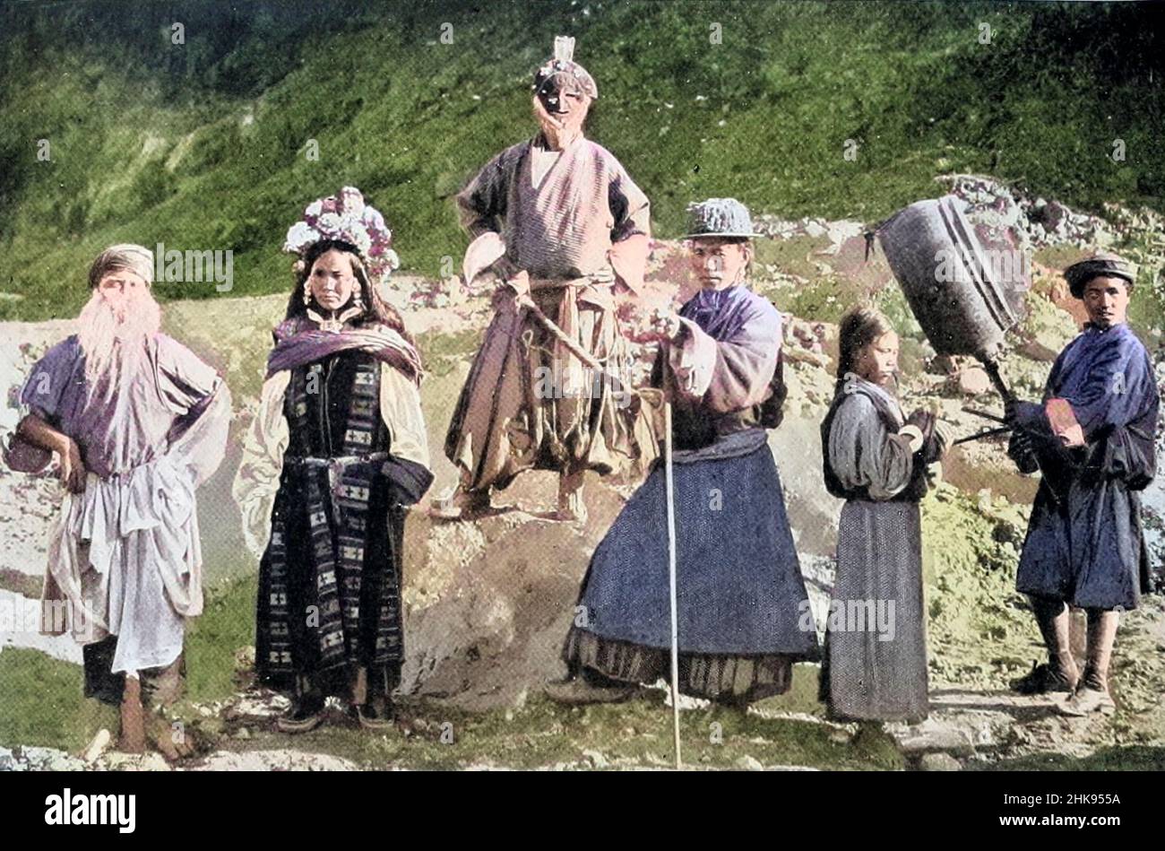 Maschinell colorierte tibetische Tänzer aus dem Buch „The living Races of Mankind“ Vol. 1 von Henry Neville Hutchinson, Herausgeber John Walter Gregory und Richard Lydekker, Verlag: London, Hutchinson & CO 1901 Stockfoto