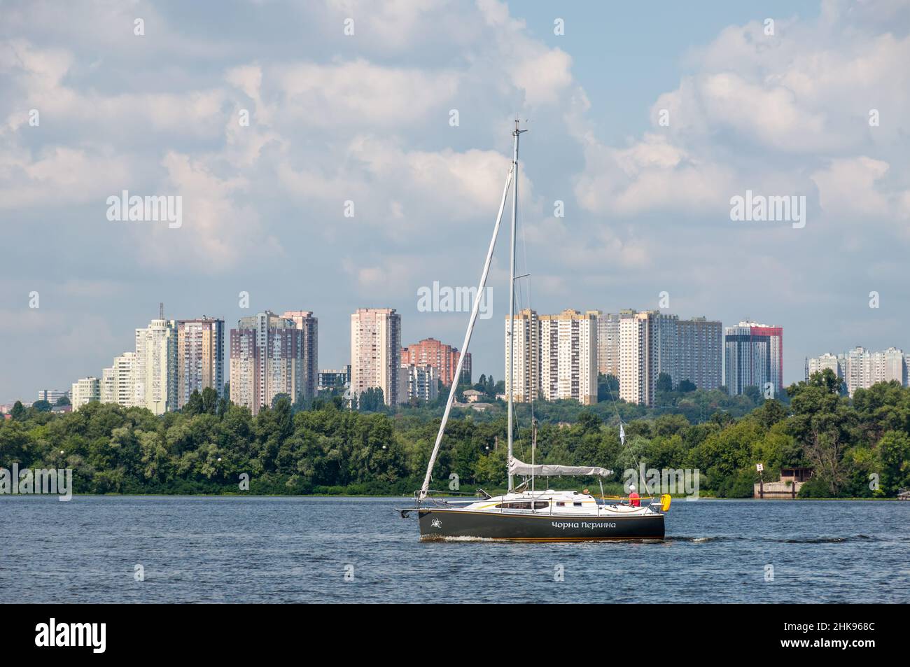 Kiew, Ukraine - 3. Juli 2021: Die Yacht Black Pearl segelt entlang des Flusses Dnipro vor dem Hintergrund eines Wohngebiets in Kiew, Ukraine. Stockfoto