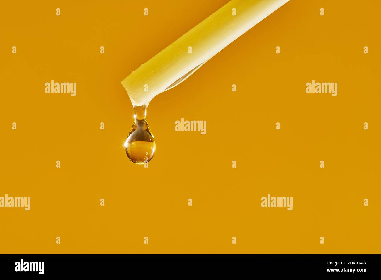 Ein Tropfen aromatisches Öl tropft aus dem Räucherstäbchen des Diffusors. Vorderansicht. Makrofoto. Stockfoto