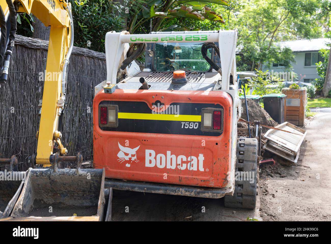 Bobcat Minibagger-Maschine in einem Garten in Sydney, NSW, Australien Stockfoto