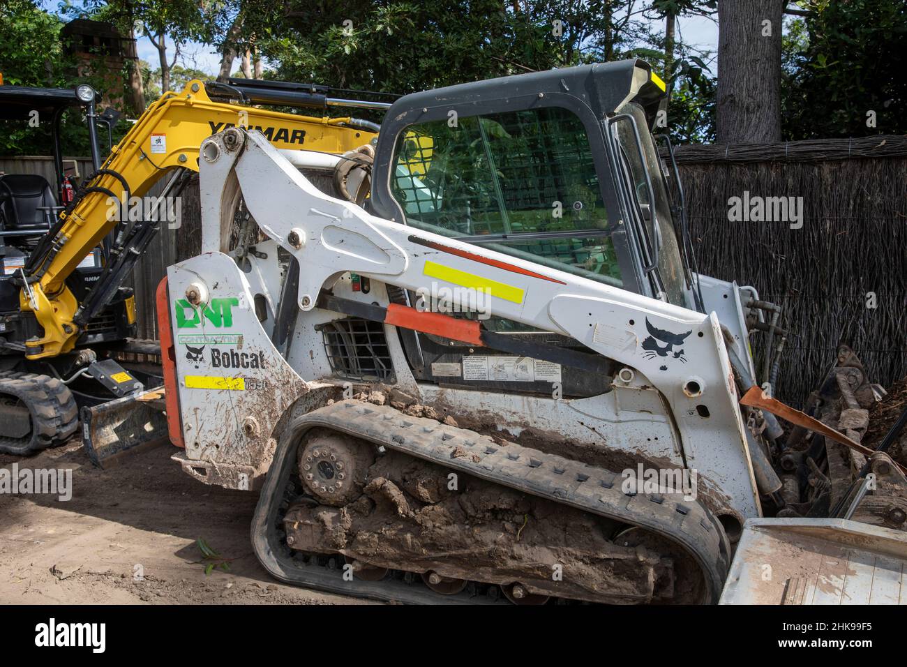 Bobcat Minibagger-Maschine in einem Garten in Sydney, NSW, Australien Stockfoto