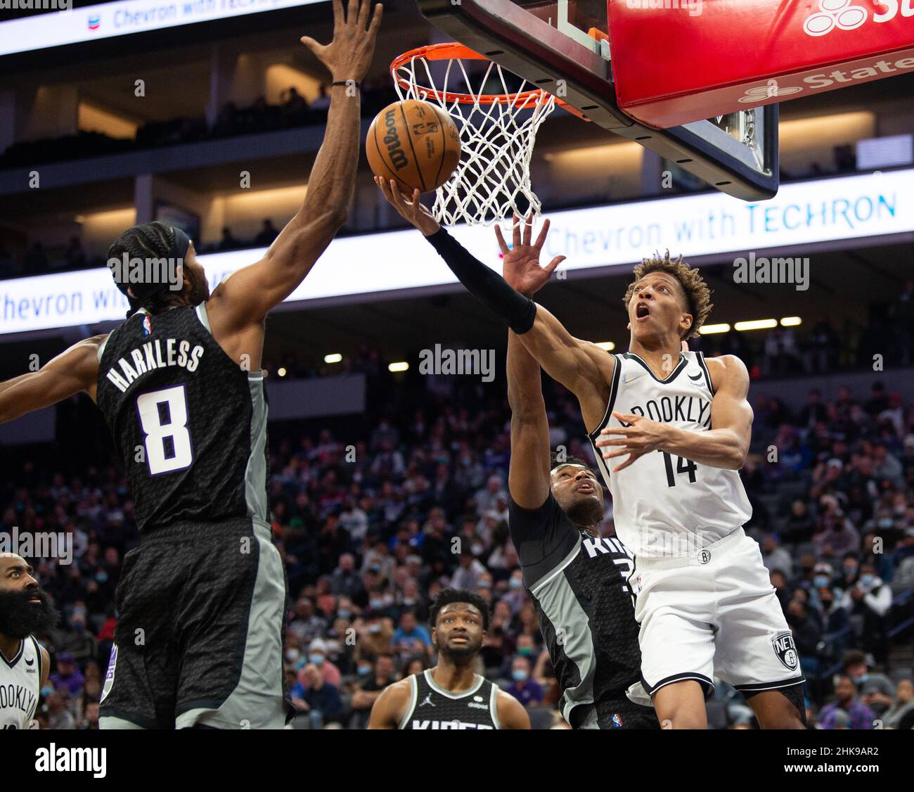 Sacramento, CA, USA. 2nd. Februar 2022. Sacramento Kings Stürmer Maurice Harkless (8) blockiert den Ball von Brooklyn Netze vorwärts Kessler Edwards (14) im vierten Quartal während bei einem Spiel im Golden 1 Center am Mittwoch, 2. Februar 2022 in Sacramento. (Bild: © Paul Kitagaki Jr./ZUMA Press Wire) Stockfoto