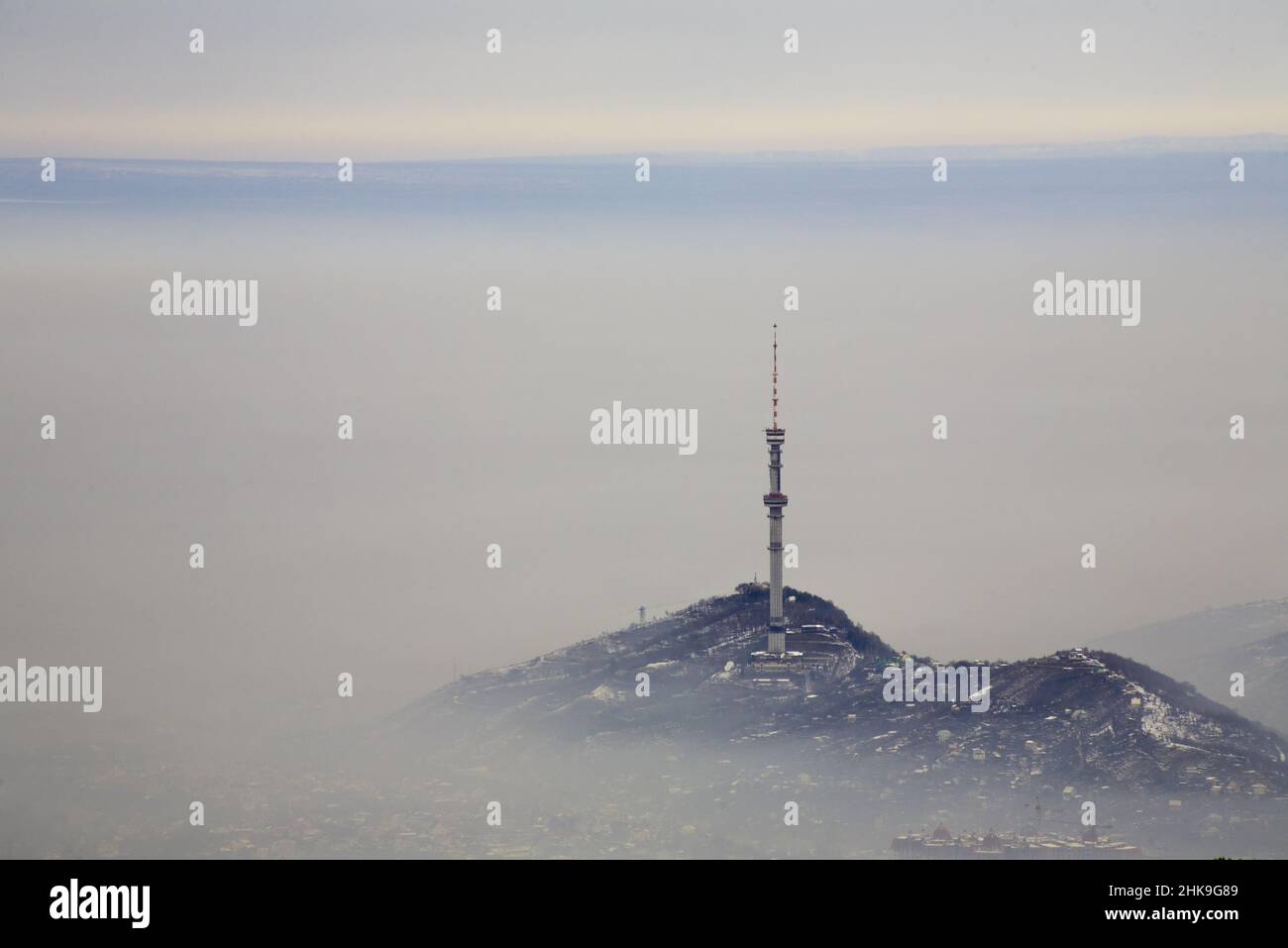 Berg, wie Insel im Nebel Stockfoto