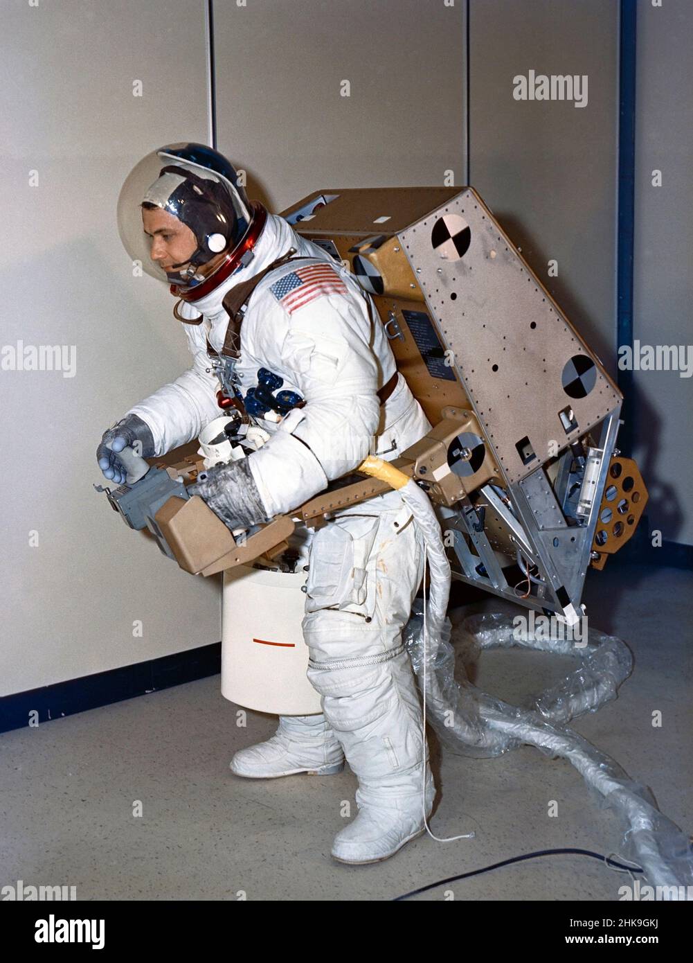 (1972) --- Astronaut Bruce McCandless II, Ersatzpilot für Skylab 2, testet die Balance und Kontrolle eines Astronaut-Manövriergeräts (AMU)-Testmodells in der Division Denver der Martin Marietta Corporation. Der Jet-powered Rucksack kann 30 Minuten fliegen und über normaler Kleidung oder Raumanzügen getragen werden. Stockfoto