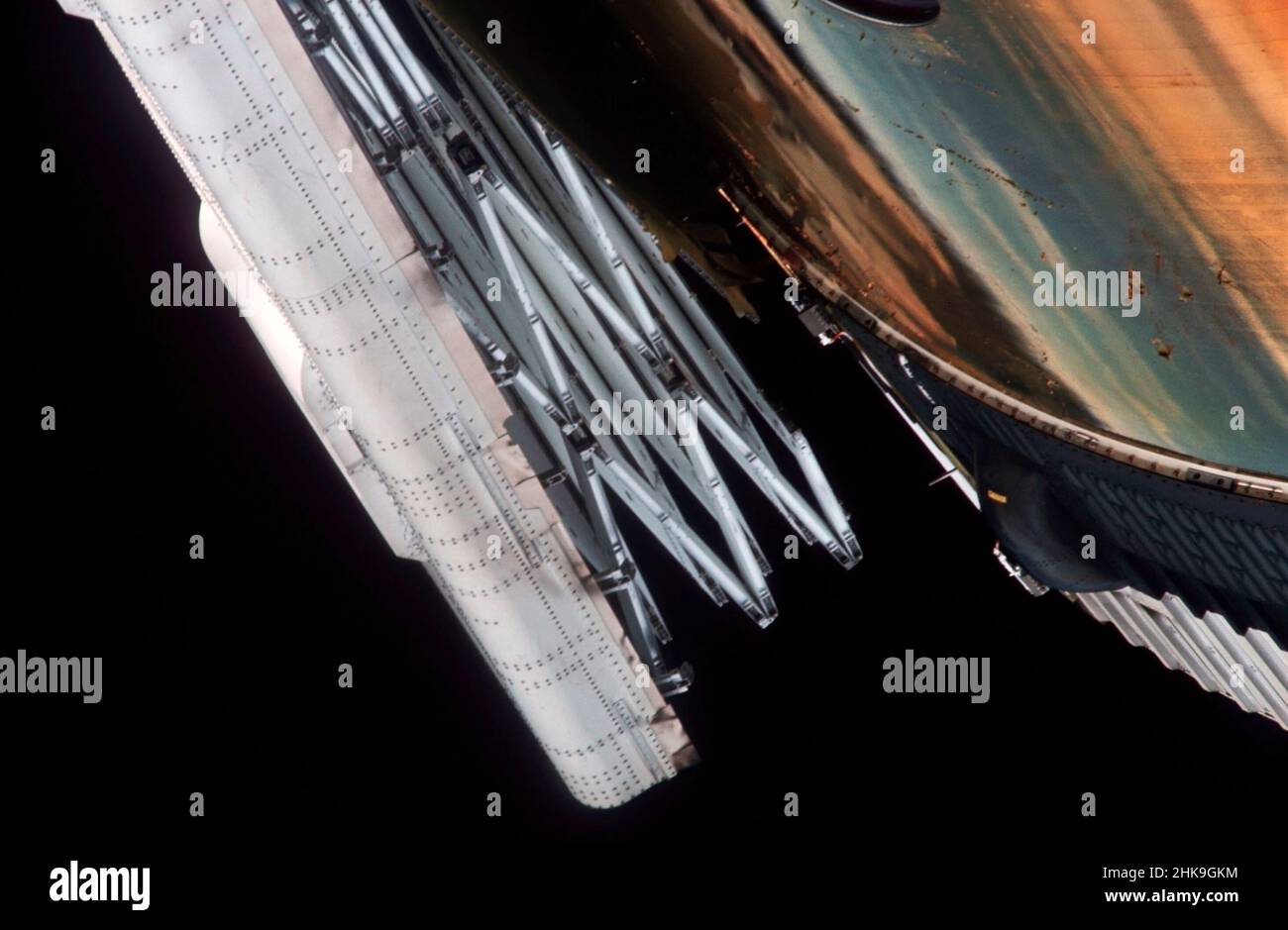 Nahaufnahme eines teilweise ausgestellten, beschädigten Sonnensystems, bevor Astronauten extravehicular activity (EVA) durchführten, um es vollständig einzusetzen. 1973-05-26 Stockfoto