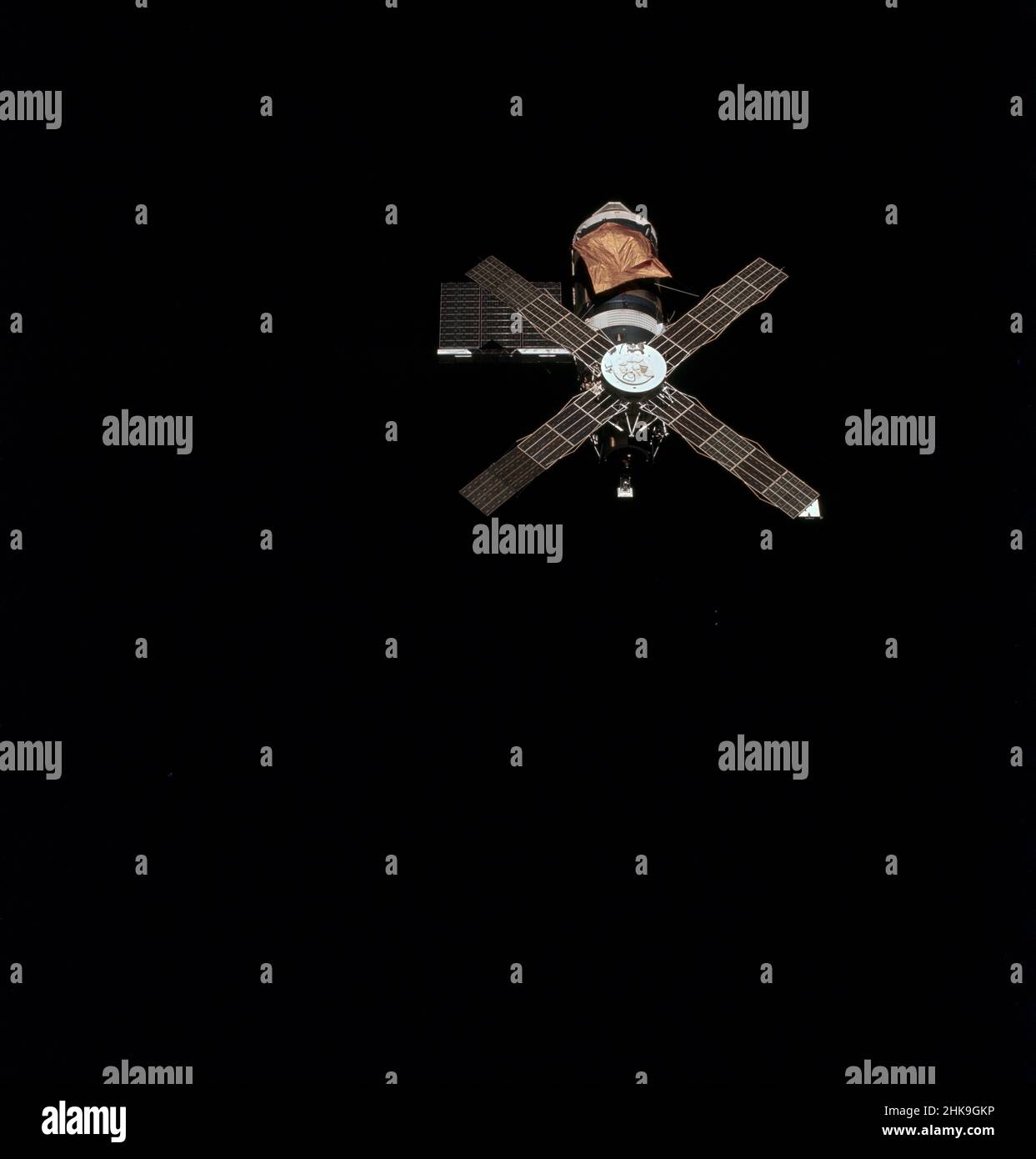 (22. Juni 1973) --- eine Überkopfansicht des Skylab 1-Raumstation-Clusters in der Erdumlaufbahn, aufgenommen vom Skylab 2 Command/Service Module während des letzten ?Fly Around? Inspektion durch den CSM. Die Raumstation steht in scharfem Kontrast zu einem schwarzen Himmelshintergrund. Beachten Sie den Sonnenschirm, der den Orbital Workshop abschirmt, wo der Mikrometeoroid-Schild fehlt. Der einzige verbliebene OWS Solar Array System-Flügel wurde vollständig erfolgreich eingesetzt. Das OWS Solarpanel auf der gegenüberliegenden Seite fehlt komplett. Stockfoto