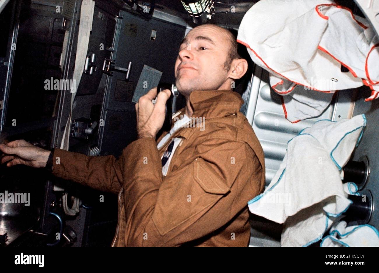 (Juli-September 1973) --- Astronaut Alan L. Bean, Kommandant von Skylab 3, verwendet einen batteriebetriebenen Rasierer in den Besatzungsquartieren der Orbital-Werkstatt (OWS) an Bord der Skylab-Raumstation in der Erdumlaufbahn. Astronaut Bean, Owen K. Garriott, Wissenschaftspilot, und Jack R. Lousma, Pilot, fuhren fort, 59 Tage erfolgreich an Bord des Skylab-Clusters in der Erdumlaufbahn zu absolvieren. Stockfoto