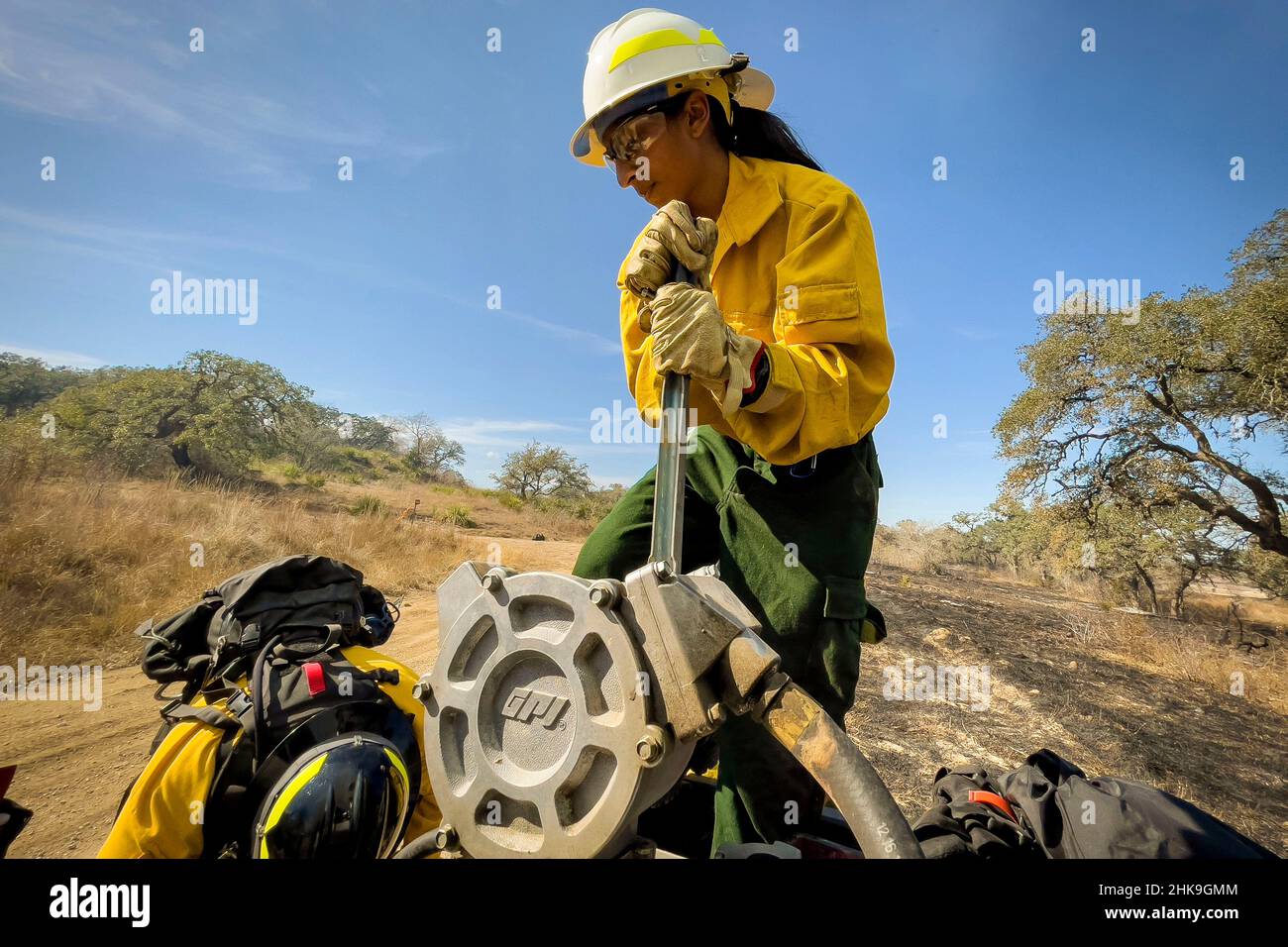 19. Januar 2020 - Joint Base San Antonio-Camp Bull, Texas, USA - Nesa Yoko Rampernas, Feuerwehrmann der Luftwaffe Wildland Fire Branch, zusammen mit dem Natural Resources Office der Joint Base San Antonio und den Feuerwehr- und Rettungsdiensten, führen am 19. Januar 2022 eine vorgeschriebene Verbrennung auf der Joint Base San Antonio-Camp Bullis, Texas, durch. Der Prozess wird sich vom 18. Bis 26. Januar auf mehr als 1.700 Acres Wildland auf dem JBSA-Camp Bullis konzentrieren. Die Verbrennung soll die Brennstoffbelastung wie abgestorbene Vegetation und dicke Bürste reduzieren, was das Risiko künftiger, potenziell katastrophaler Waldbrände verringern wird. Joint Base San Antonio Fire Em Stockfoto