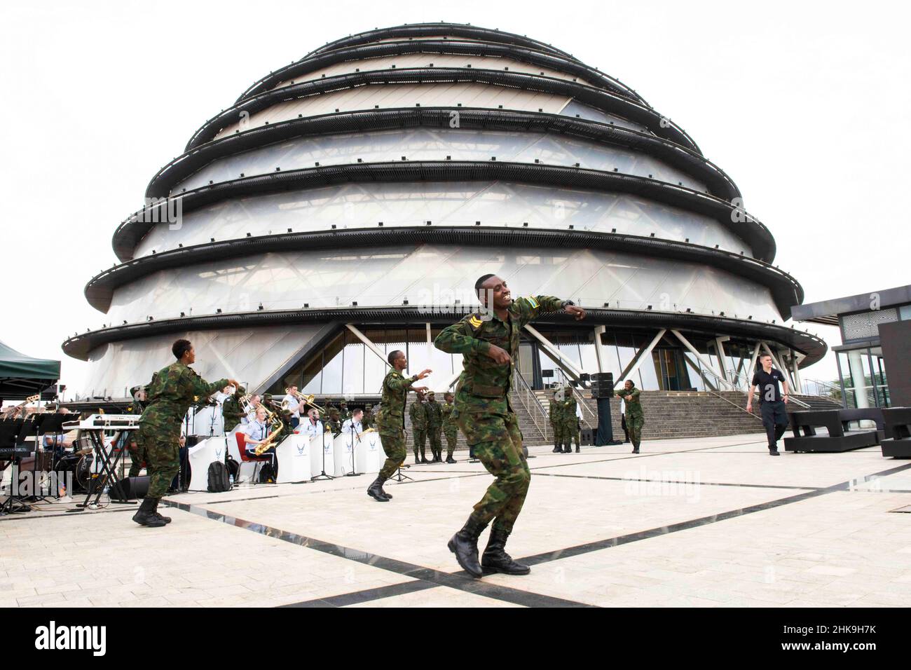 Kigali, Ruanda. 21st Januar 2022. Tänzer der Ruanda Defense Force Band üben mit Mitgliedern der US Air Forces in Europe Band während einer Probe für das African Air Chief Symposium 2022 in Kigali, Ruanda, am 21. Januar 2022. Ziel des Symposiums ist es, die Zahl der Partnerländer zu erhöhen, die an der Association of African Air Forces beteiligt sind. Quelle: U.S. Air Force/ZUMA Press Wire Service/ZUMAPRESS.com/Alamy Live News Stockfoto