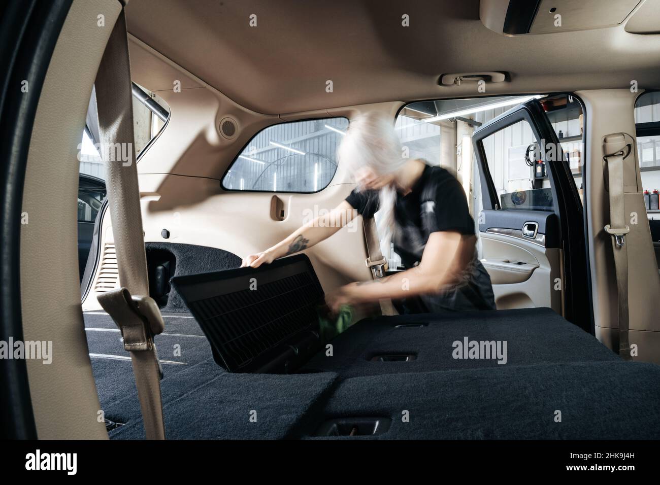 Reinigen Sie den leeren Kofferraum des Fahrzeugs im Detaildienst Stockfoto