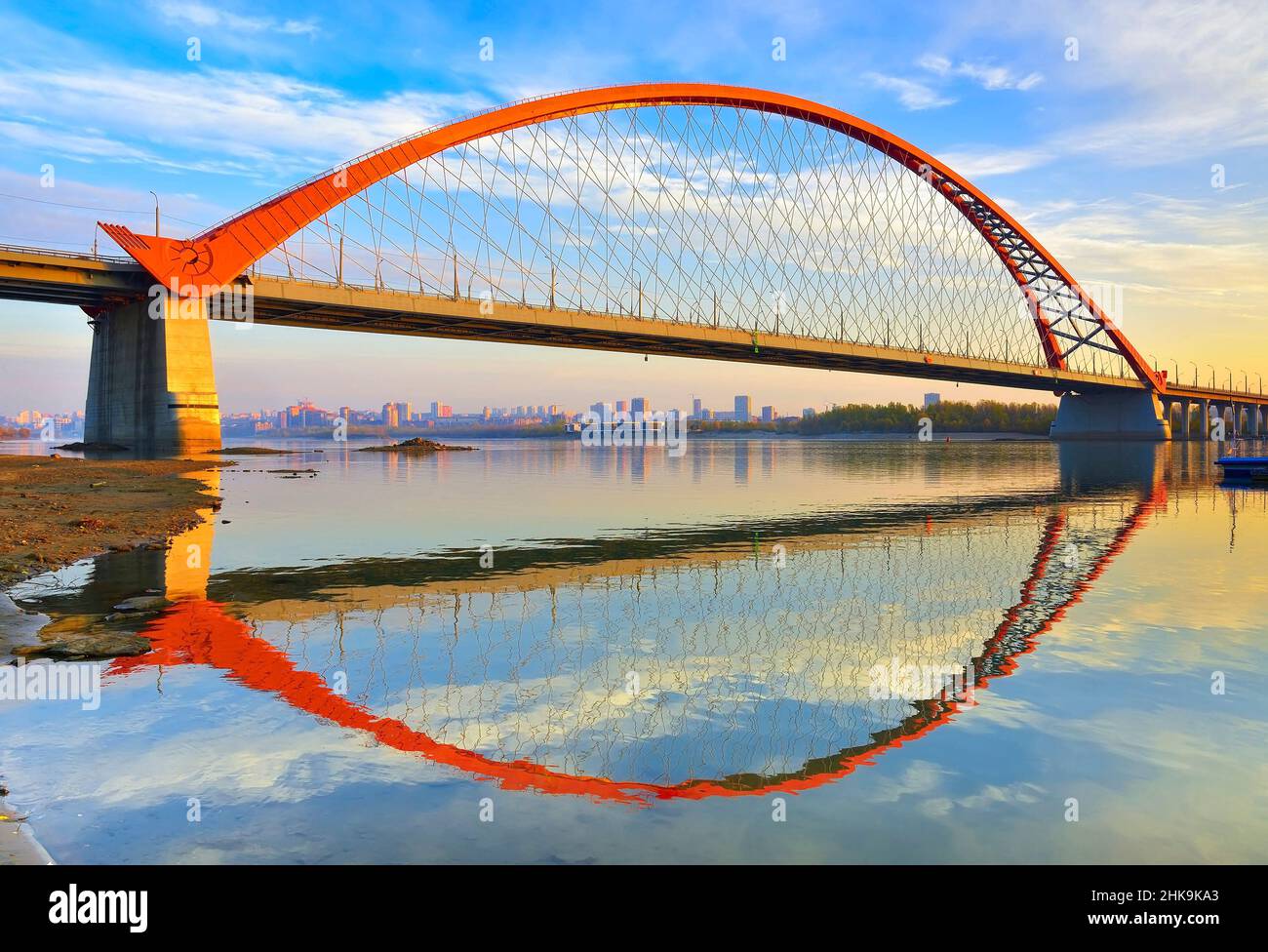 Bugrinsky Brücke im goldenen Herbst. Die Stütze einer gewölbten Automobilbrücke am Ufer des ob am Rande einer Großstadt. Nowosibirsk, S Stockfoto