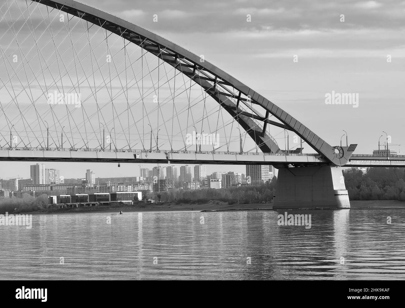 Das Ufer des ob. Eisenbahnbrücke in den Morgennebel in den Morgengolden Licht Nowosibirsk, Sibirien, Russland, 2021 Stockfoto