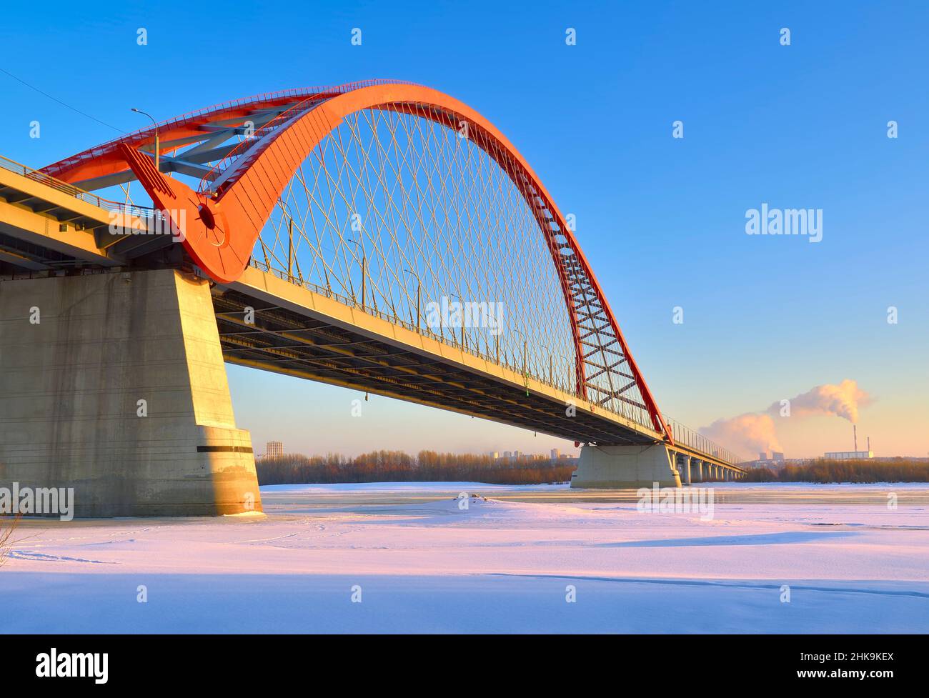Bugrinsky-Brücke auf dem ob. Eine große Bogenbrücke über den Fluss im Winter im Morgenlicht. Nowosibirsk, Sibirien, Russland, 2022 Stockfoto