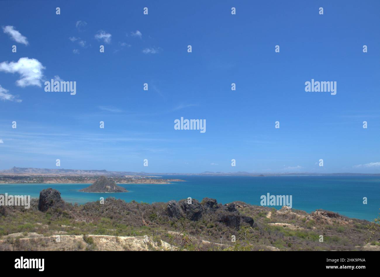 Pain de sucre Bay, Nosy Lonjo, der Zuckerhut. Ein malerischer Naturort. Diese vulkanische Insel befindet sich in der zweitgrößten Bucht der Welt. Stockfoto