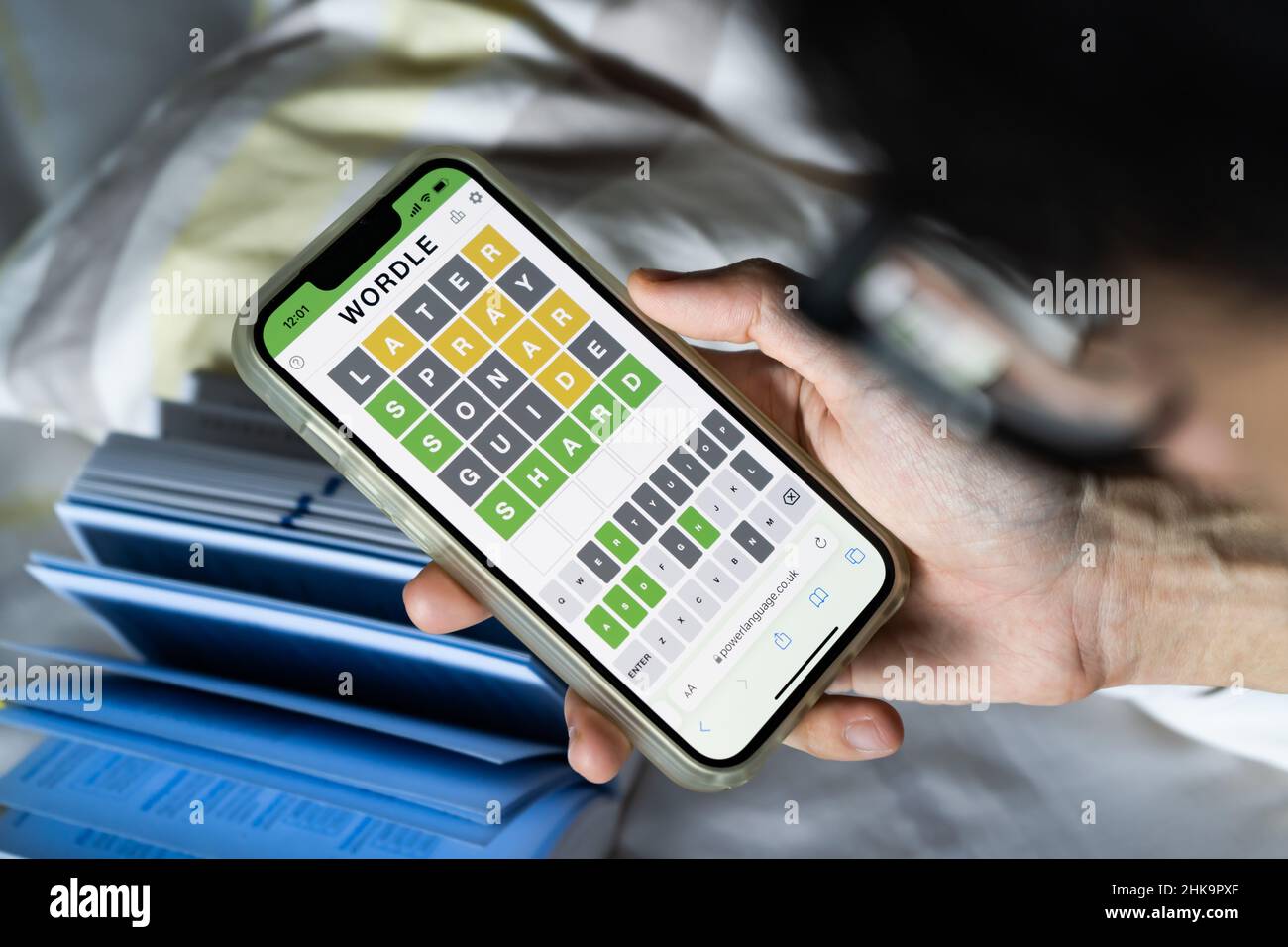Bangkok, Thailand - 3. Februar 2022: Ein Smartphone-Nutzer spielt Wordle, ein Online-Wortspiel. Stockfoto