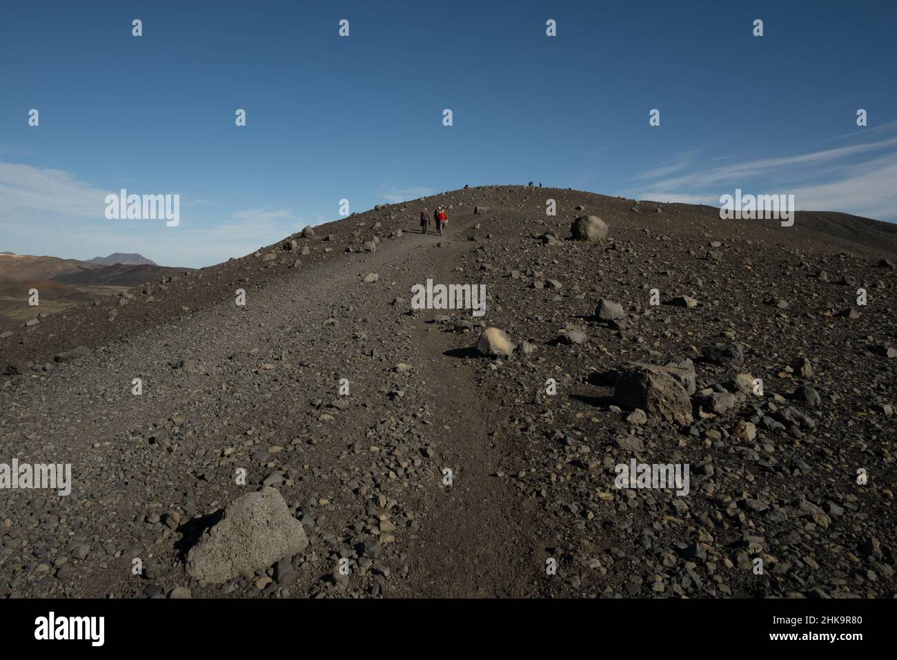 Wanderer gehen zum Vulkankrater oben Stockfoto