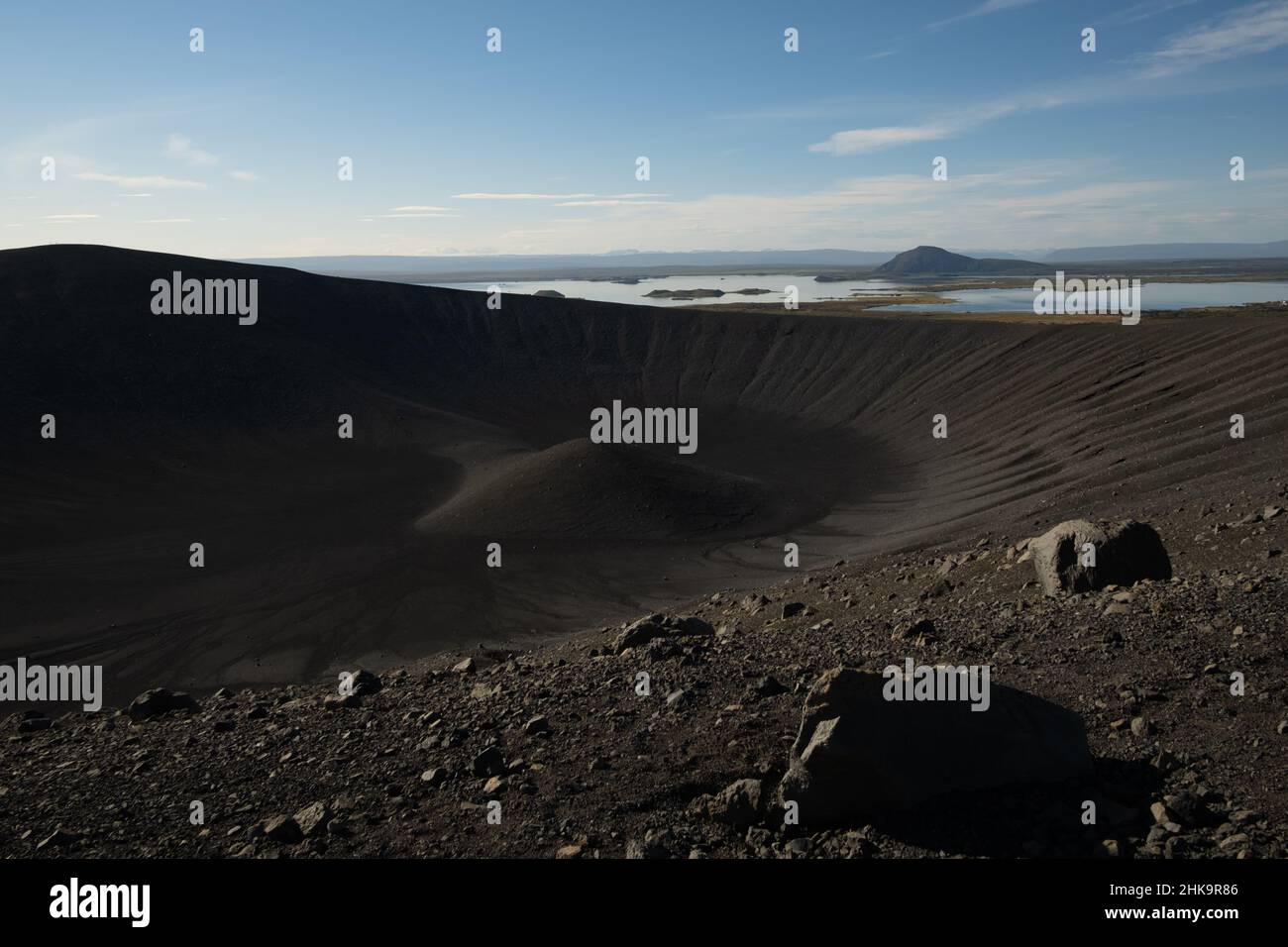 Vulkankrater mit schwarzem Sand und Asche bedeckt Stockfoto