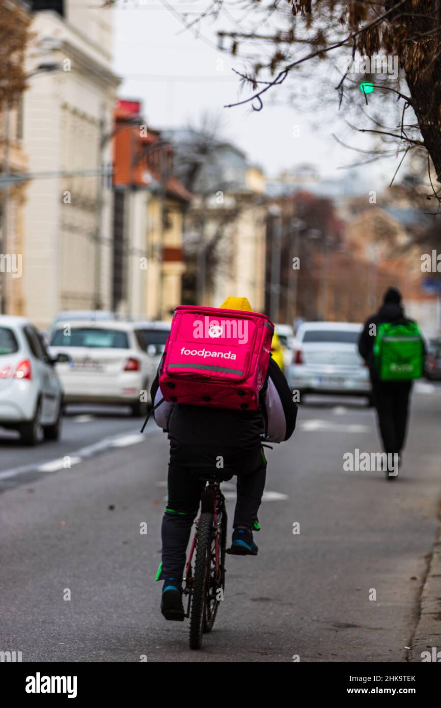 Ein Food Panda Lieferkurier auf einem Fahrrad in Bukarest, Rumänien, 2022 Stockfoto